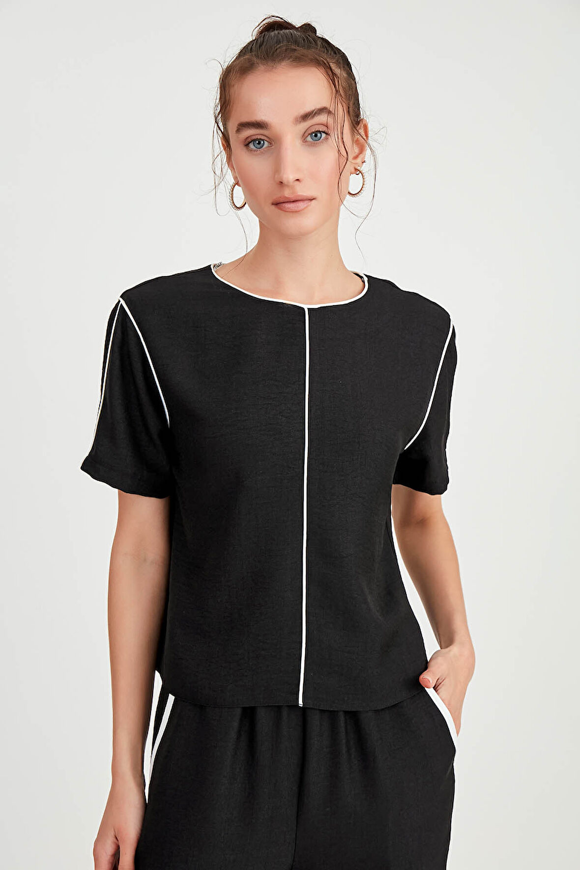 Yuvarlak Yaka Şerit Detaylı Bluz