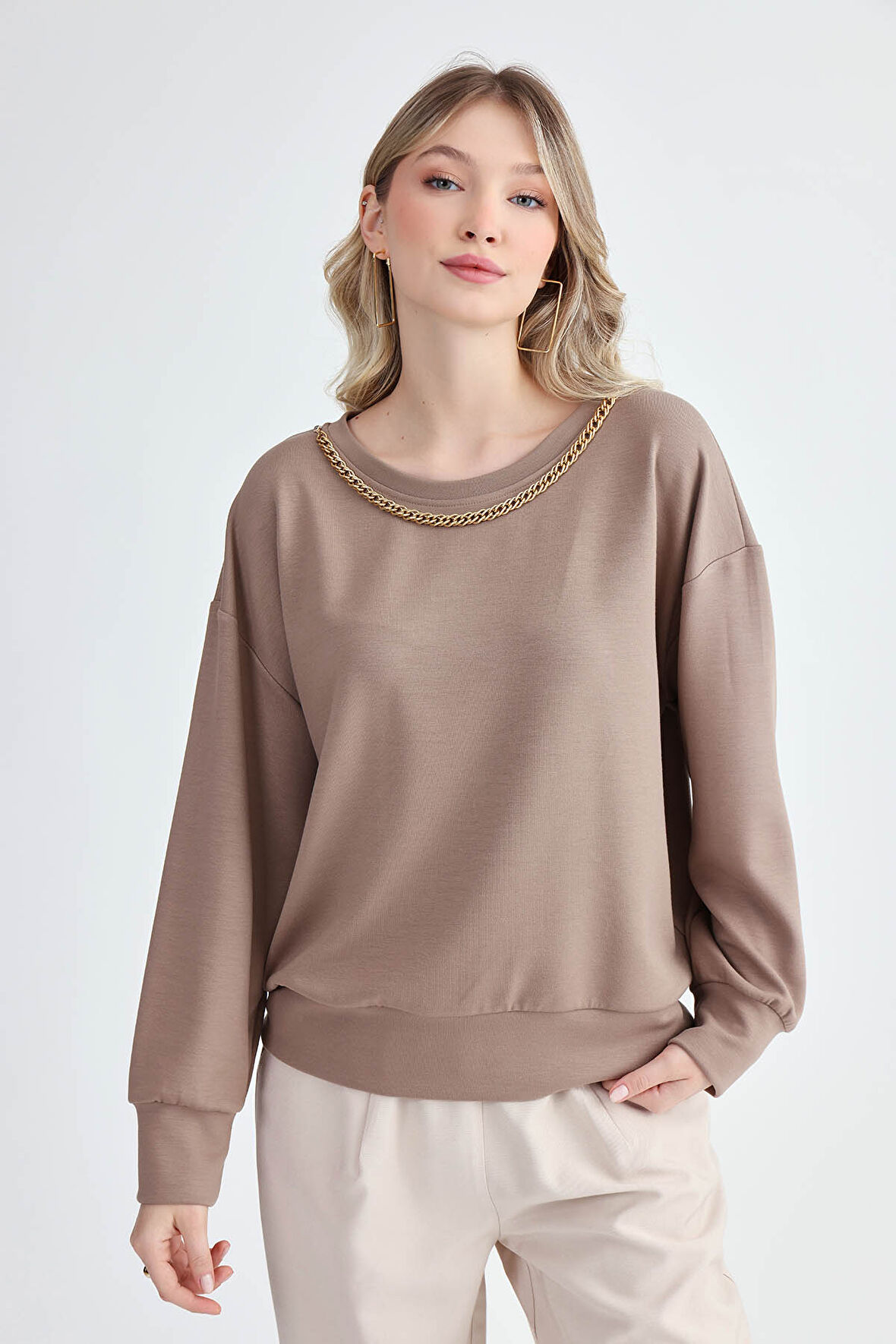 Yuvarlak Yaka Önü Zincir Detaylı Uzun Kol Bluz