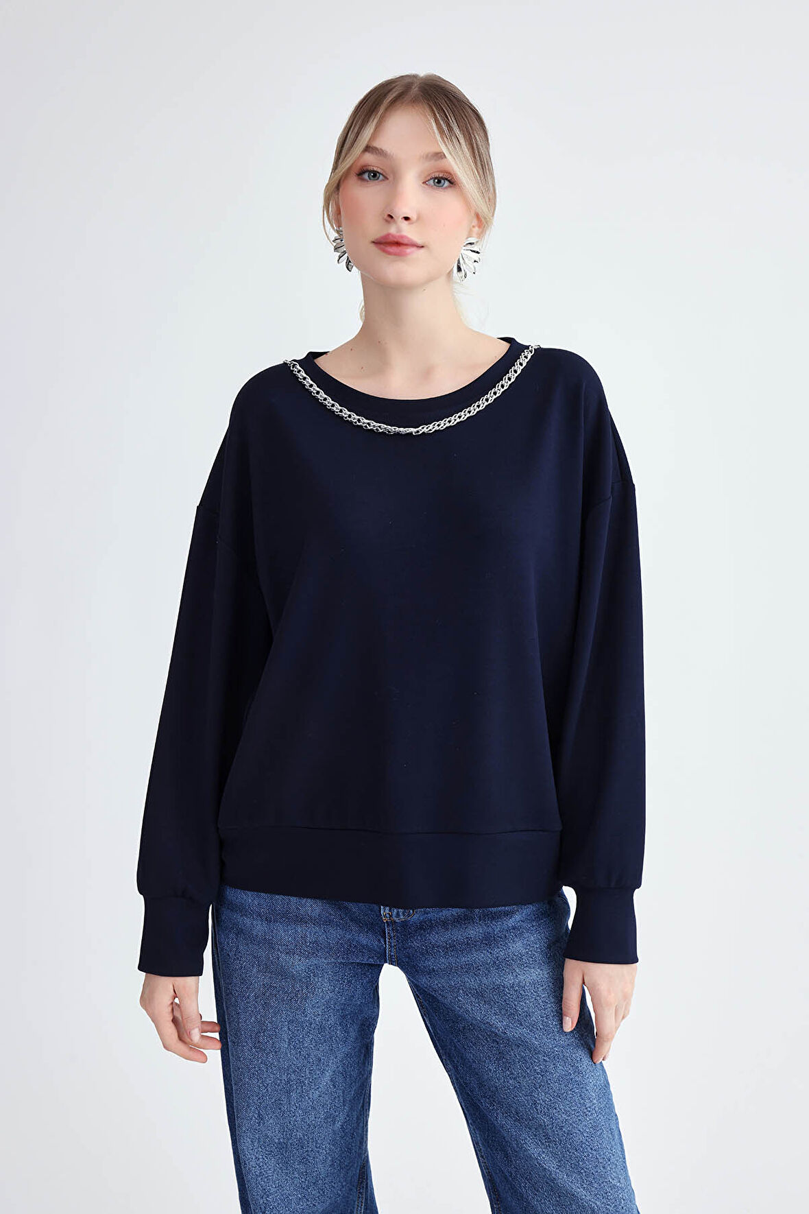 Yuvarlak Yaka Önü Zincir Detaylı Uzun Kol Bluz