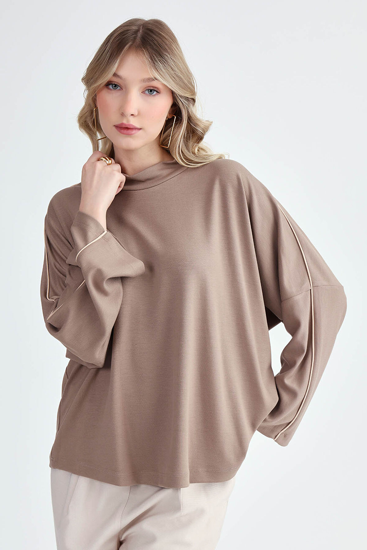 Yuvarlak Yaka Kenarı Şeritli Oversize Bluz