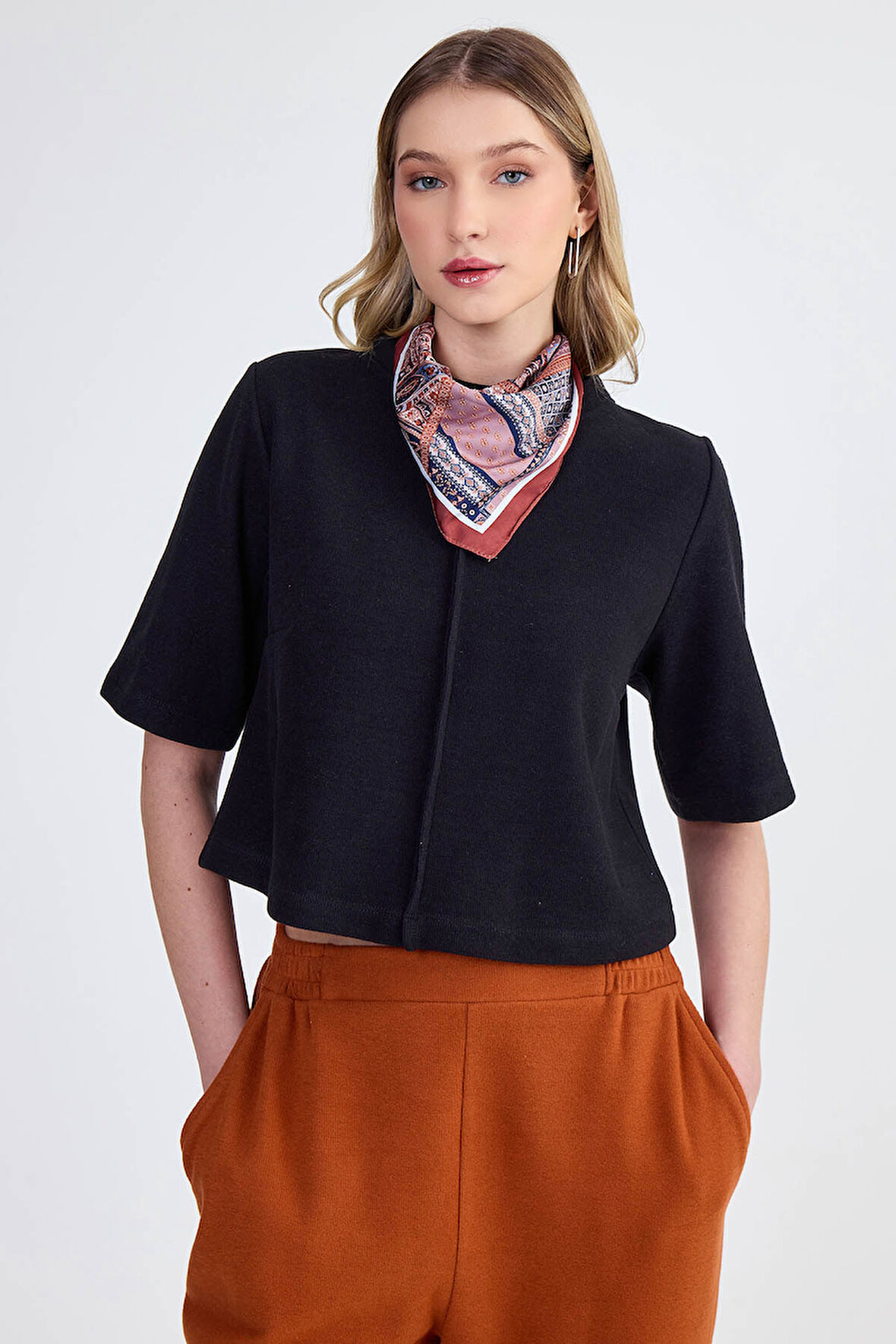 Yuvarlak Yaka Önden Dikişli Kısa Kol Crop Triko Bluz