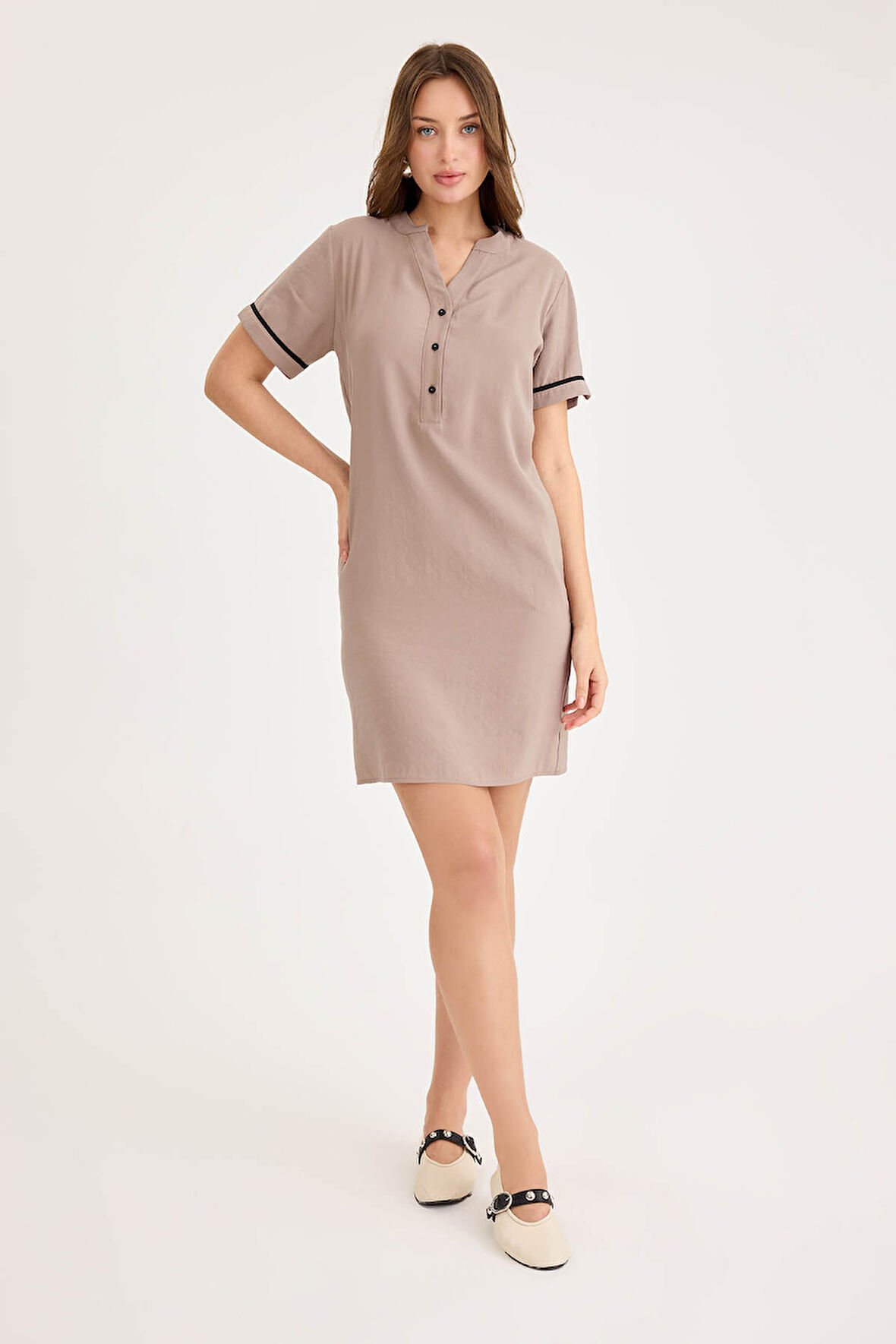 Hakim Yaka Düğmeli Kısa Kol Cepli Elbise