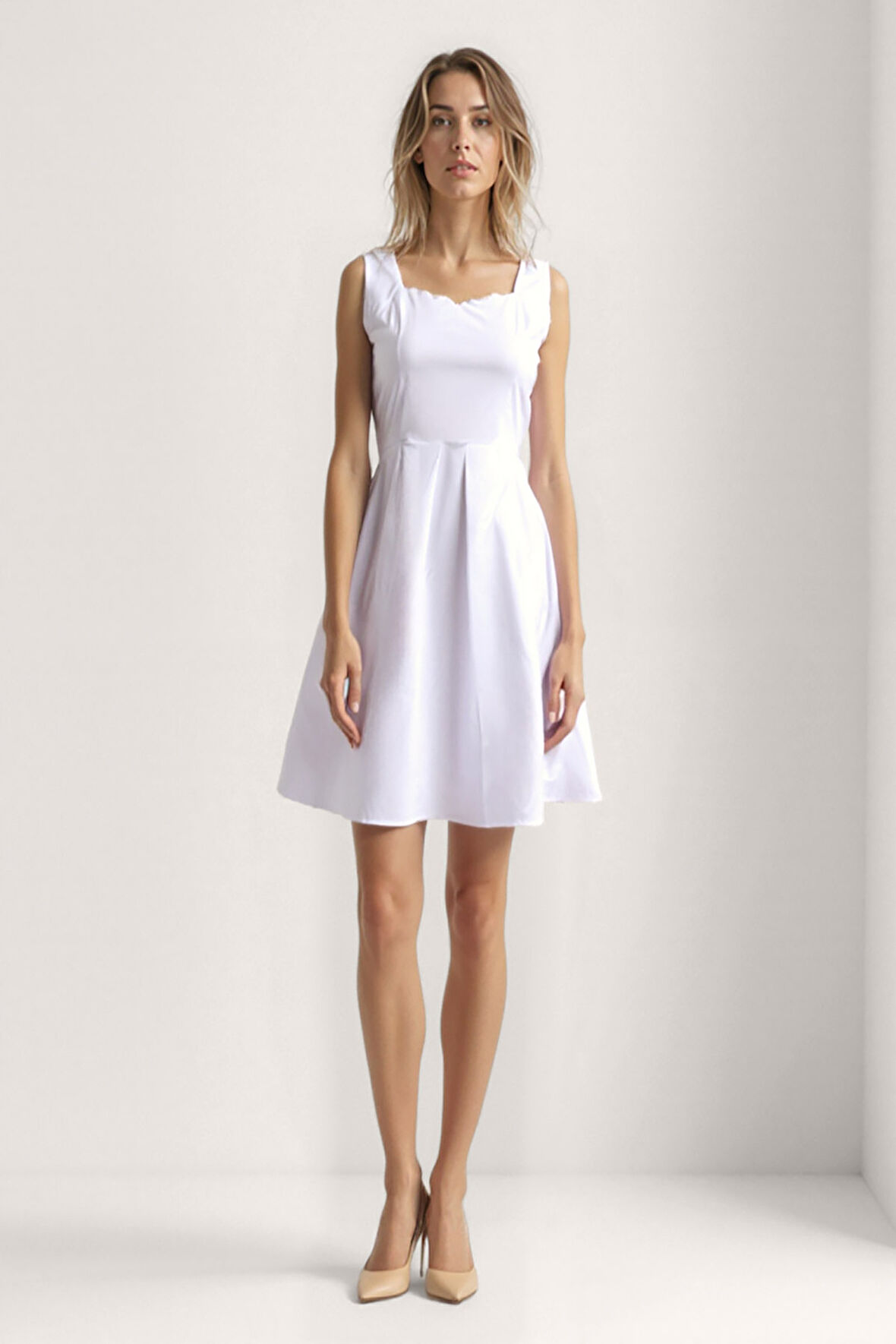 Kalp Yaka Sıfır Kol Pileli Elbise