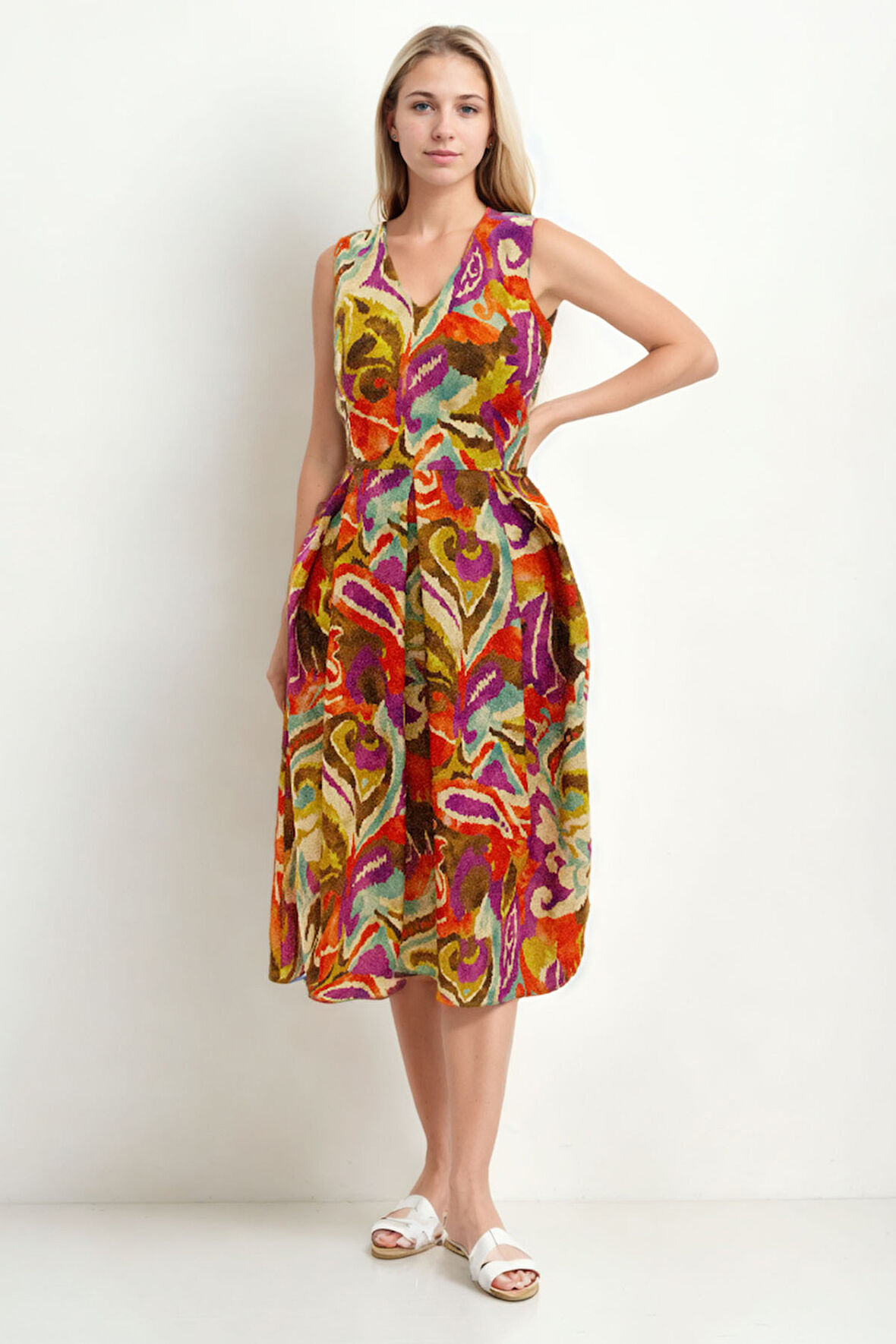 V Yaka Pileli Beli Bağlamalı Desenli Elbise