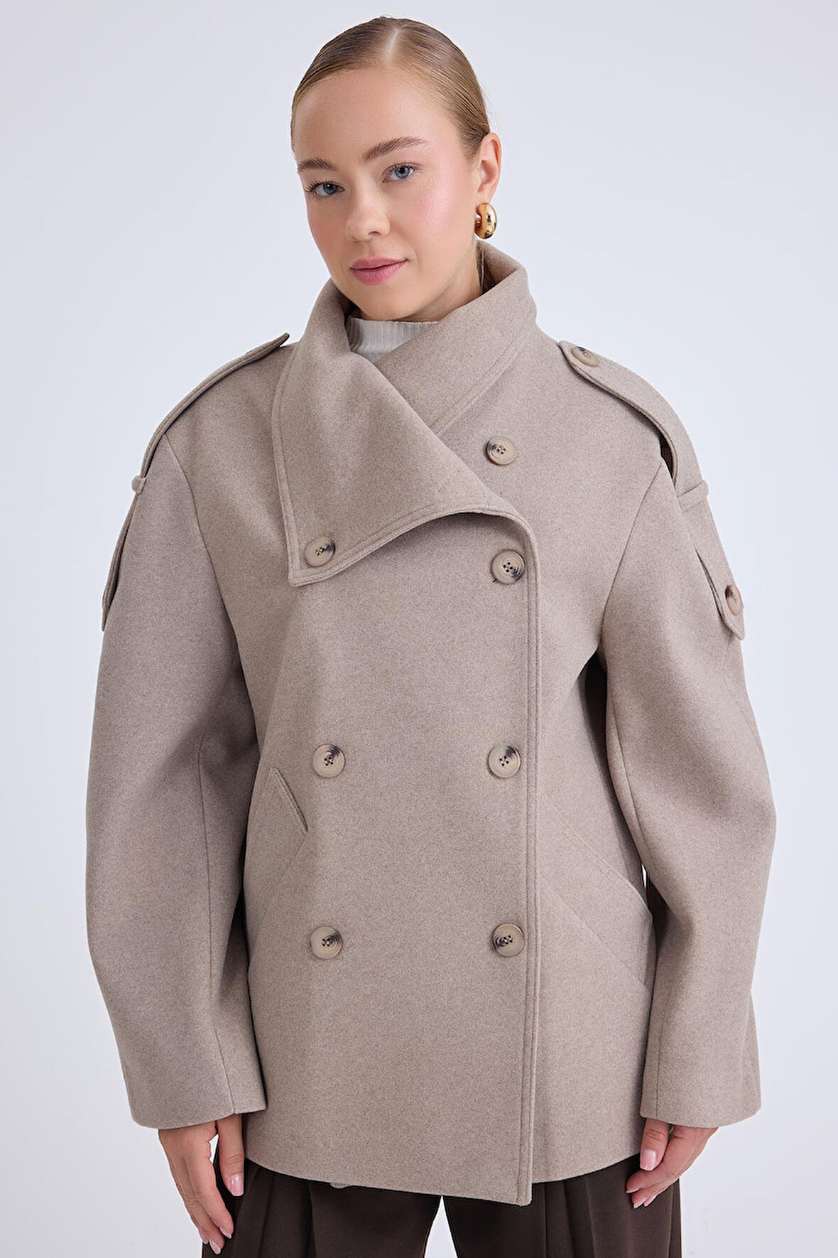 Apolet Detaylı Kısa Kaşe Kaban