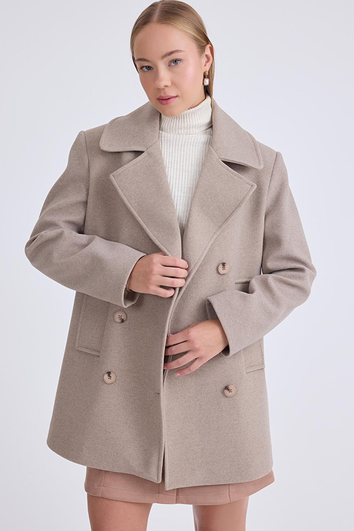 Düğmeli Büyük Cepli Kısa Kaşe Kaban