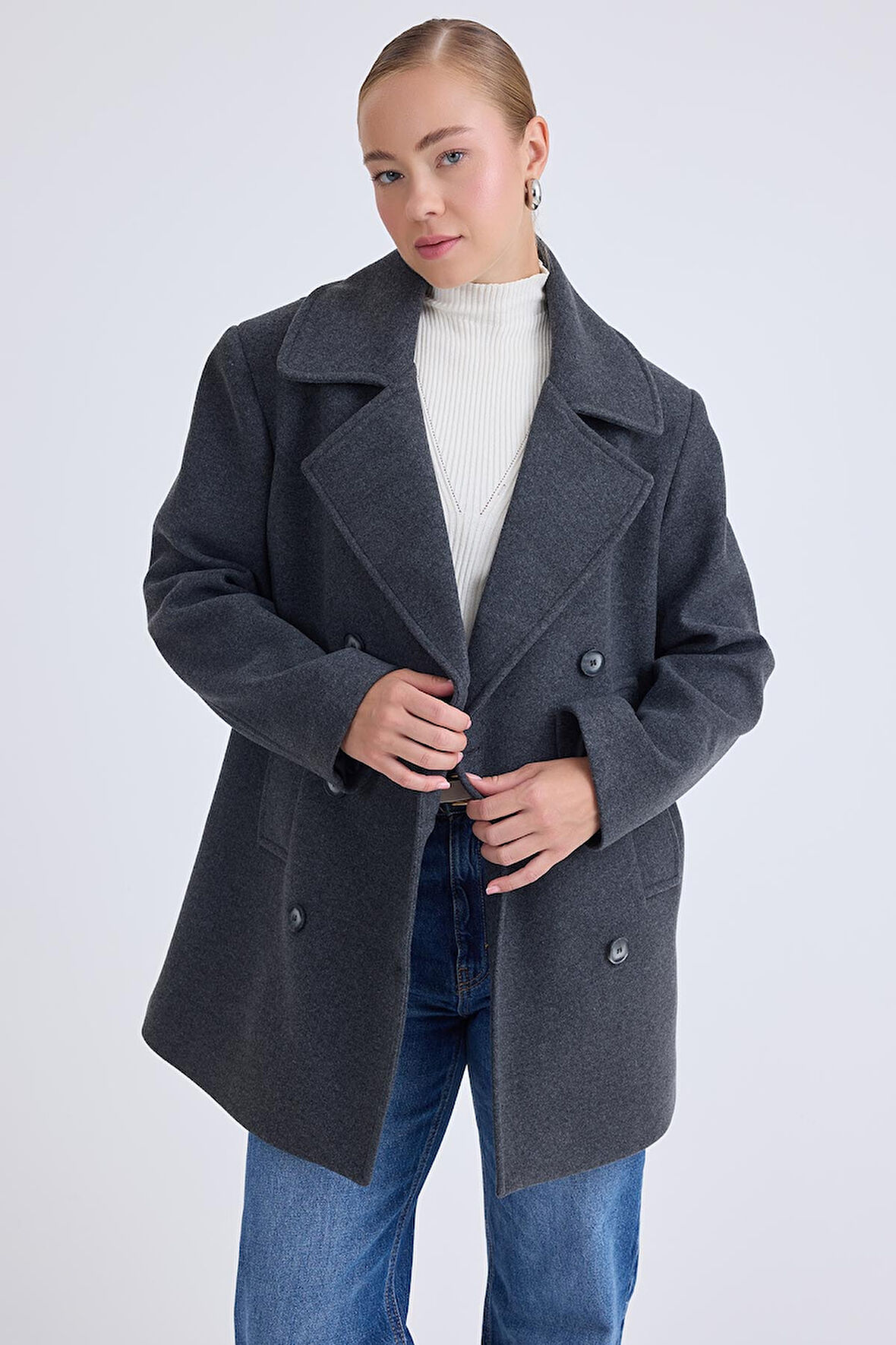 Düğmeli Büyük Cepli Kısa Kaşe Kaban