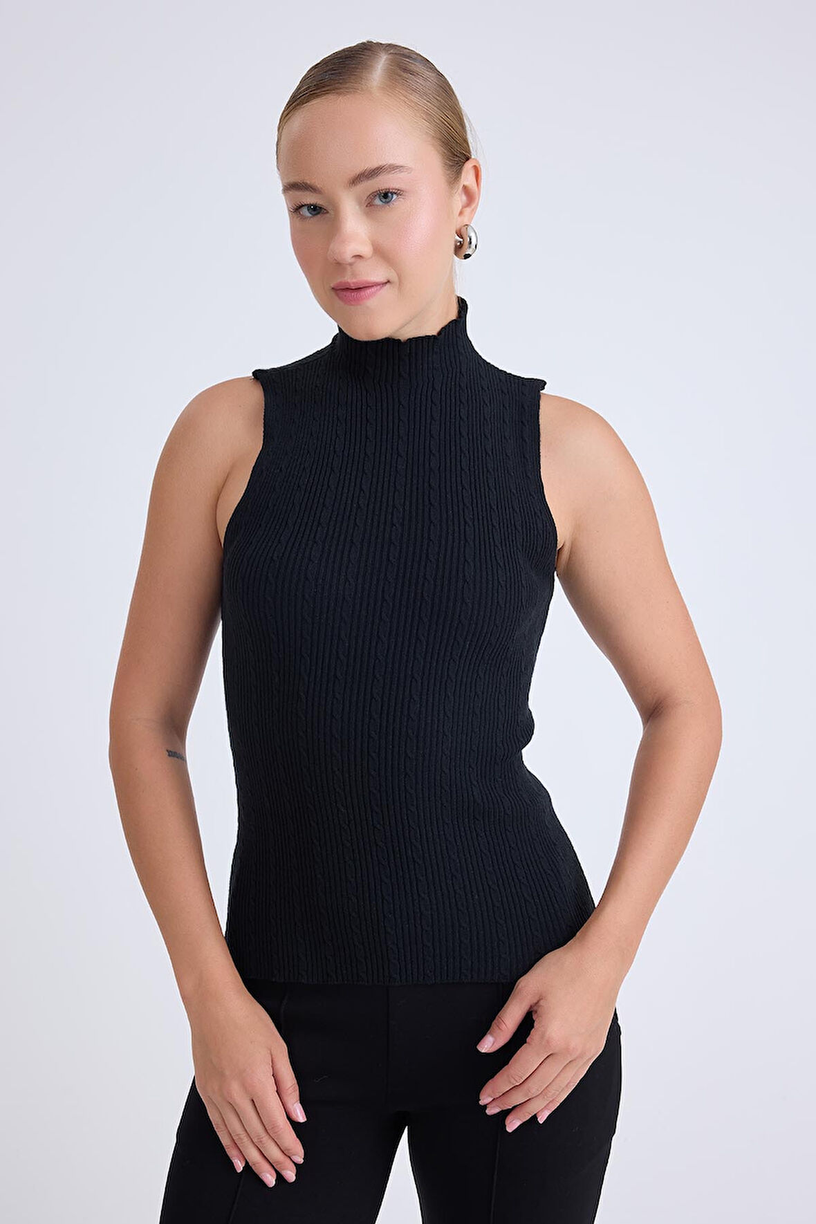 Dik Yaka Örgü Desen Sıfır Kol Triko Bluz