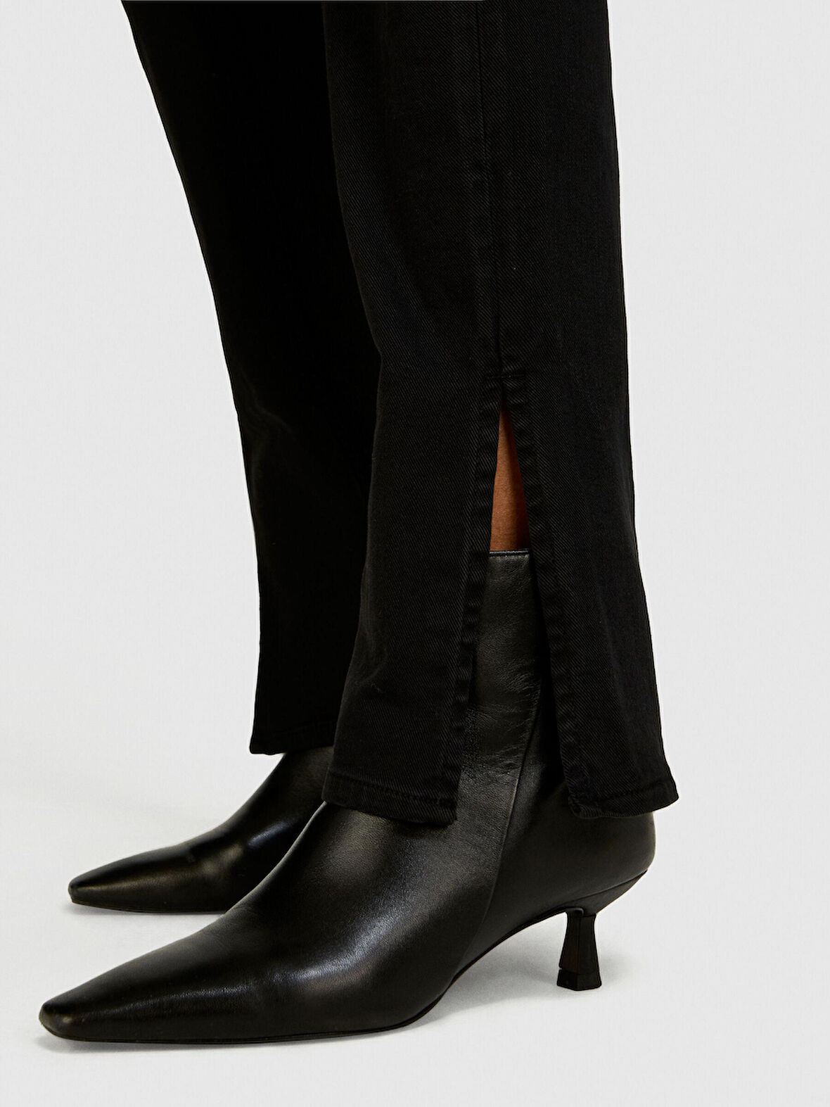 Streç Pamuklu Kemer Delikli Paçaları Yırtmaçlı Pantolon Kadın Siyah Pantolon - 324P4UNGLE037