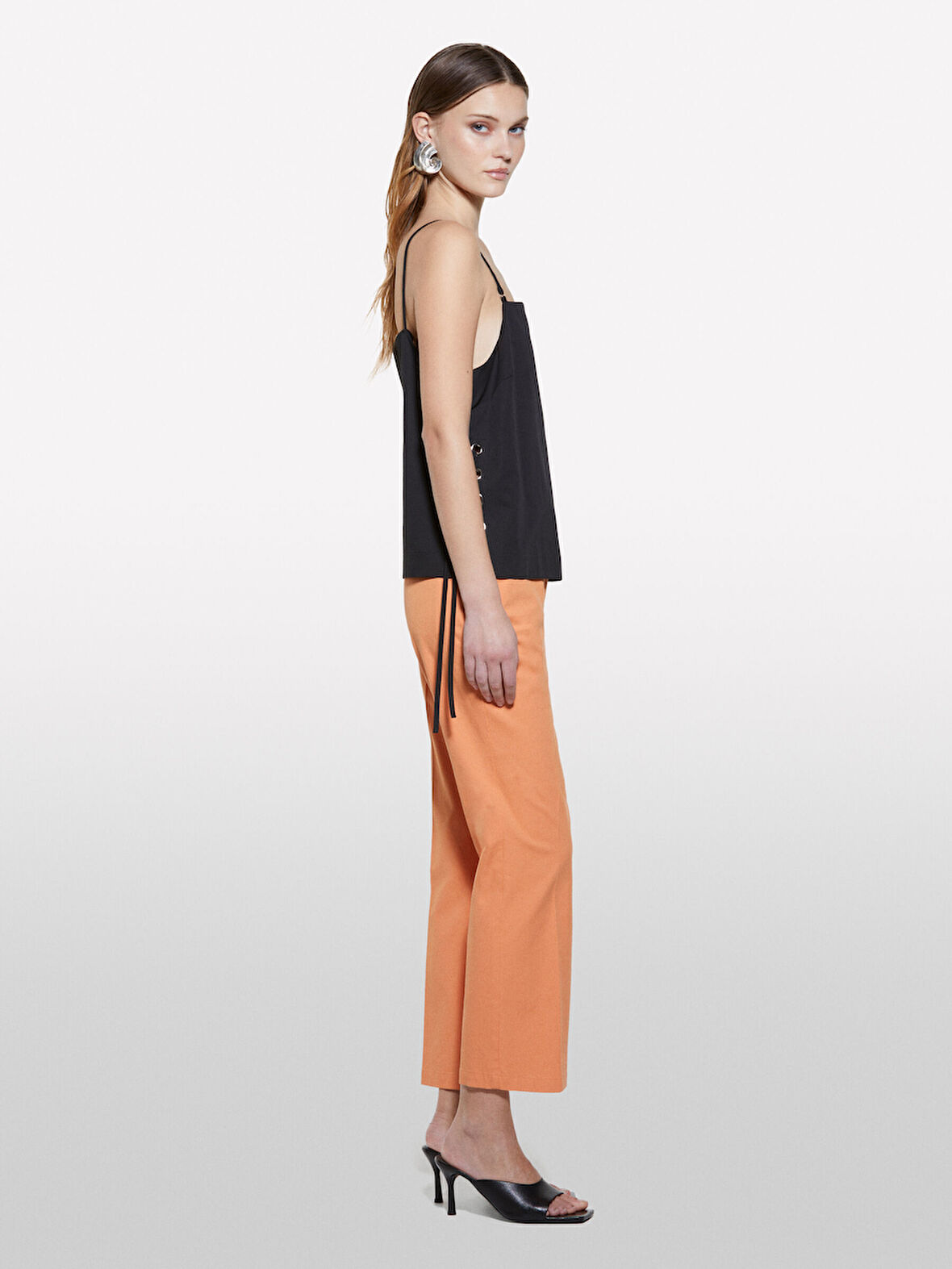 Keten Karışımlı Yanları Bağcık Detaylı Askılı Üst Kadın Siyah Bluz - 325P5W7HLH01H