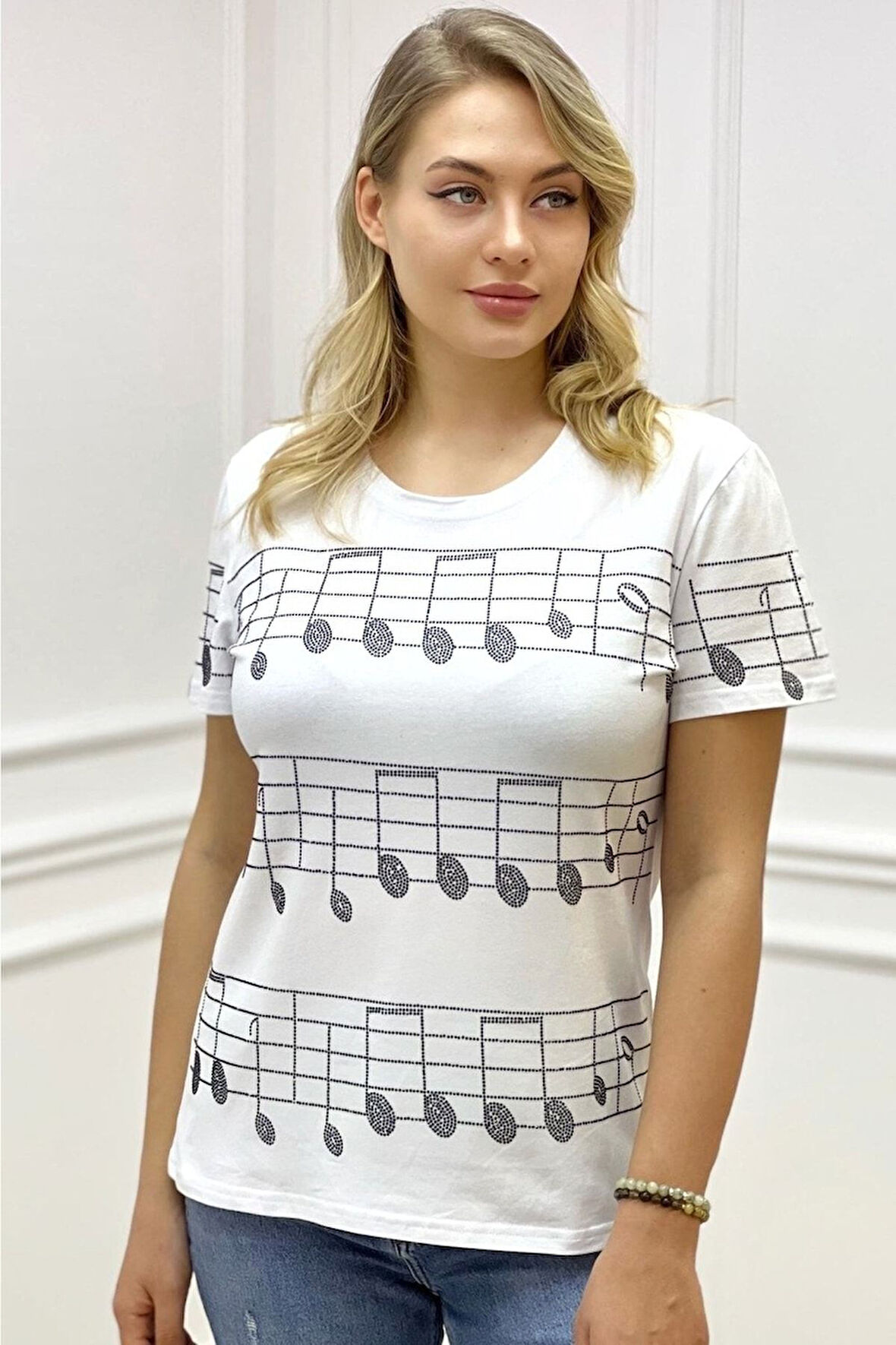 Büyük Beden Kısa Kol Bisiklet Yaka Nota Desen Crystal Taşlı Kırmızı Şık Kadın T-shirt