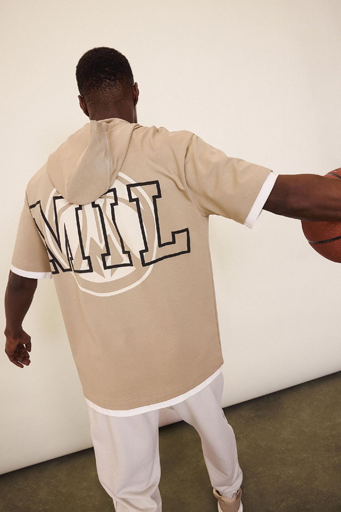 DeFactoFit NBA Milwaukee Bucks Oversize Geniş Kalıp Kapüşonlu Sırt Baskılı Kısa Kollu Tişört D6708AX25SPBG769