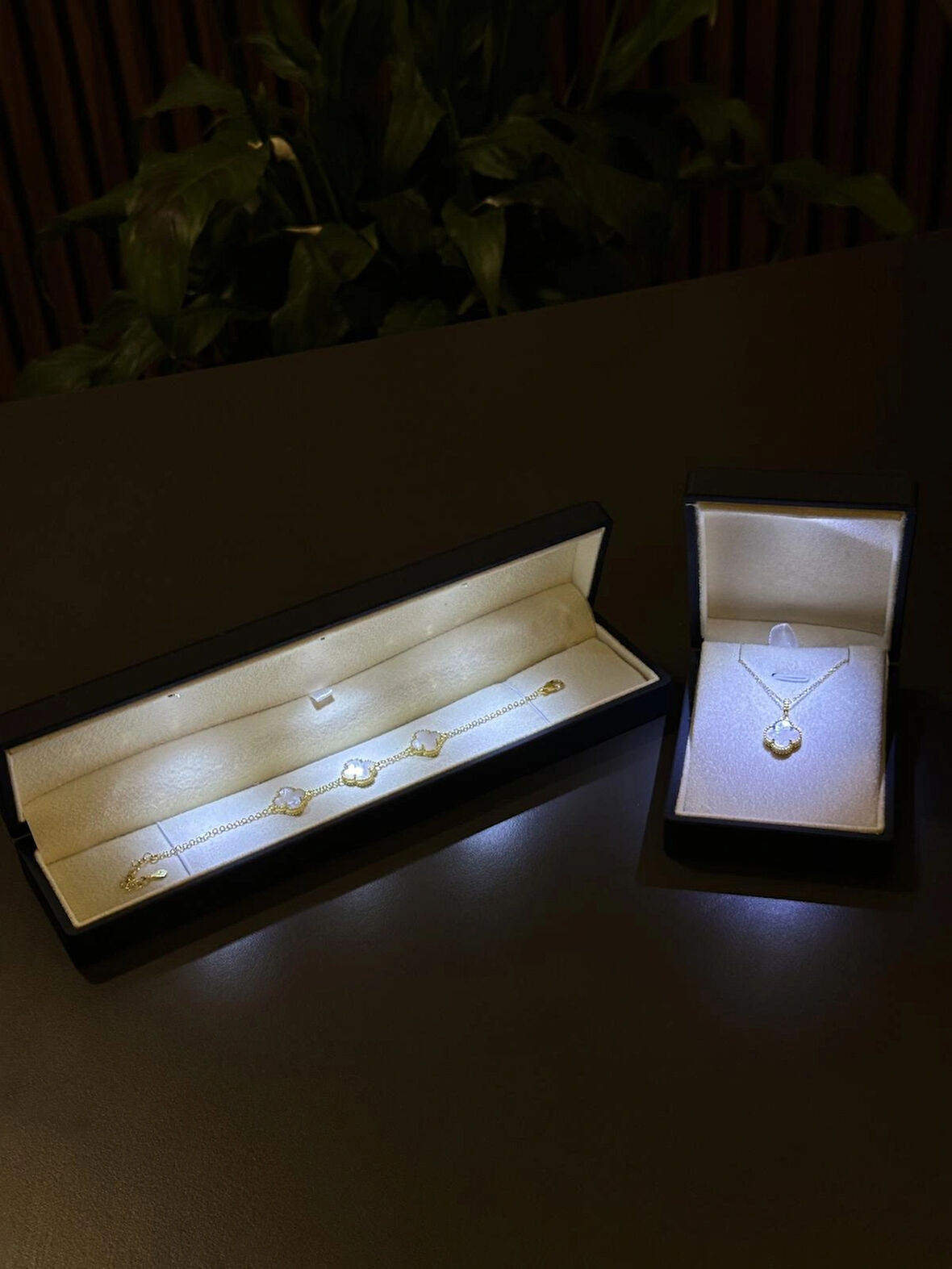 (PREMİUM IŞIKLI KUTU)925 Ayar Gümüş 18ayar Gold Kaplama BEYAZ Taşlı 2 Li Yonca Set 3 sıra Bil-Kol