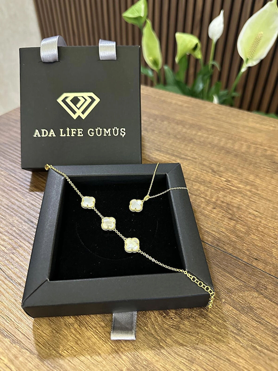 (Çantalı KUTU) 925 Ayar Gümüş 18 ayar Gold Kaplama Beyaz Taşlı 2 Li Yonca Set 3 sıra Bileklik Kolye