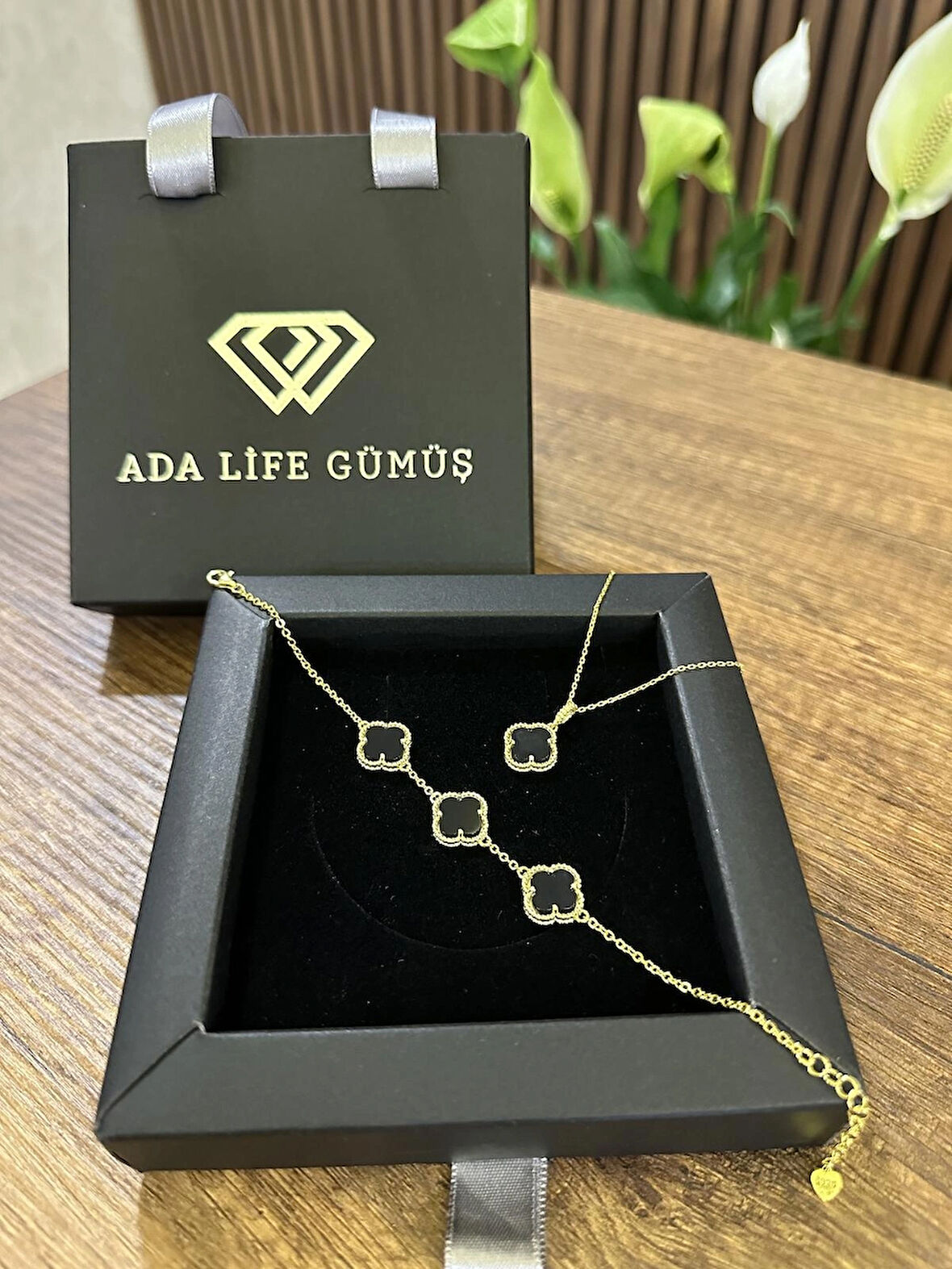 (Çantalı KUTU) 925 Ayar Gümüş 18 ayar Gold Kaplama SİYAH Taşlı 2 Li Yonca Set 3 sıra Bileklik Kolye