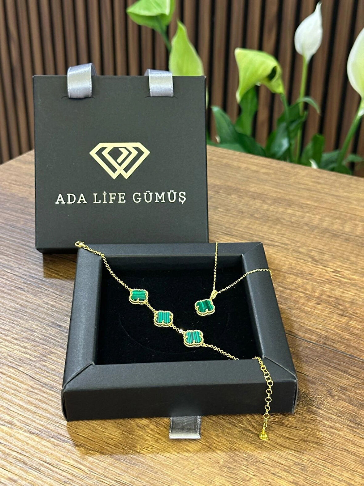 (Çantalı KUTU) 925 Ayar Gümüş 18 ayar Gold Kaplama YEŞİL Taşlı 2 Li Yonca Set 3 sıra Bileklik Kolye