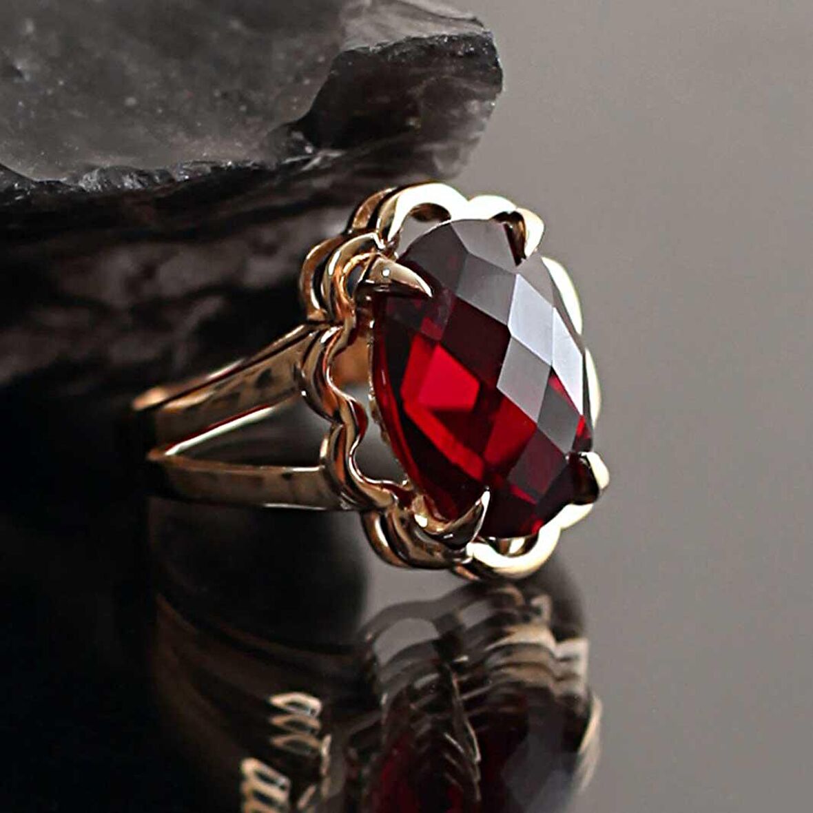 14 Ayar Altın Granat Taşlı Yüzük