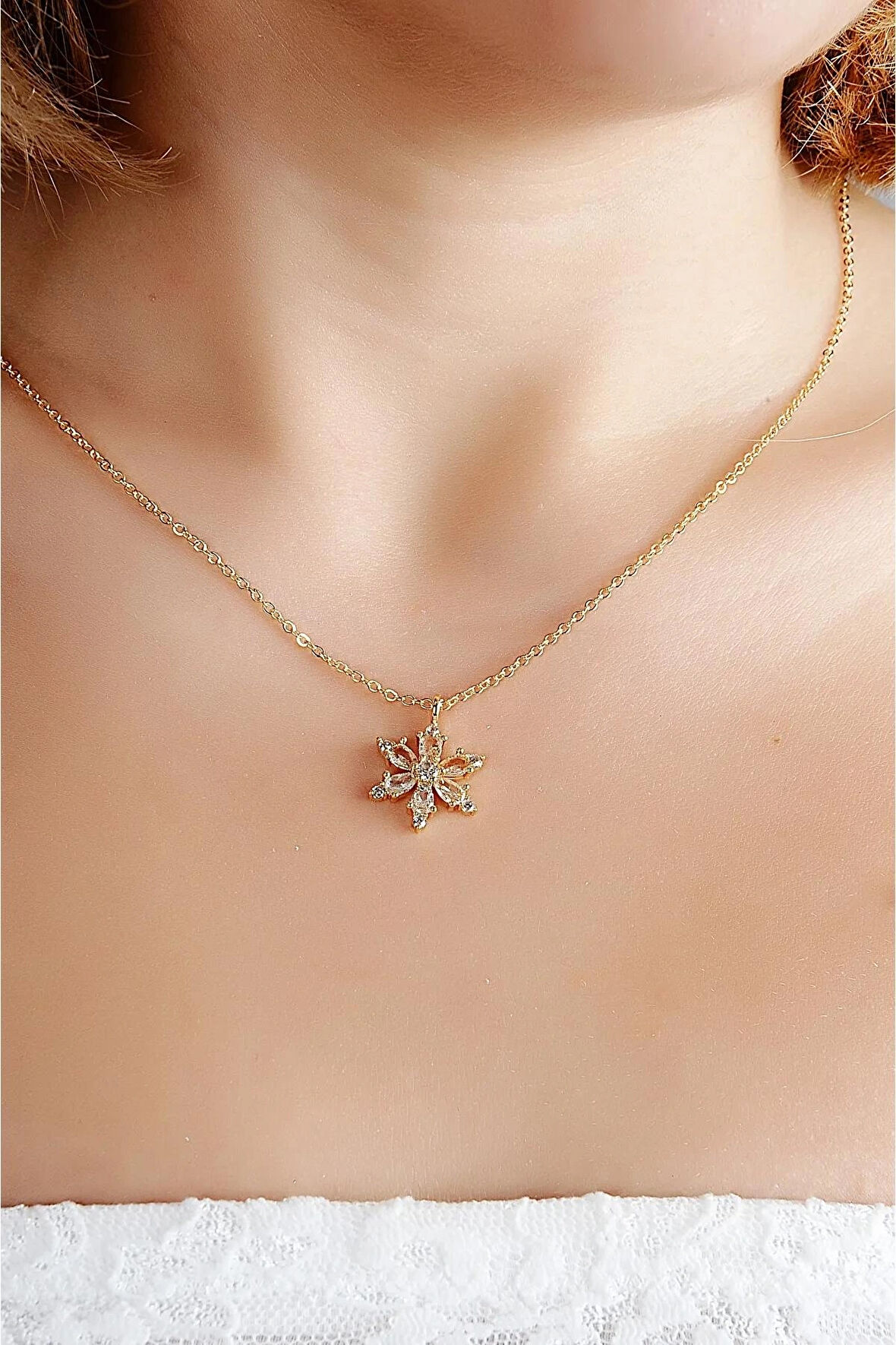 Kutulu Aster Çiçeği Tasarımlı Zirkon Taşlı Kolye