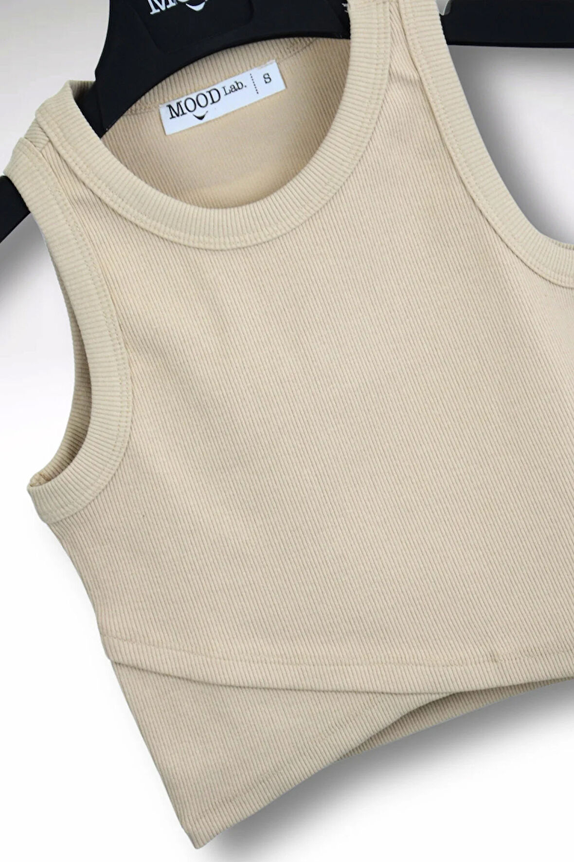 Bej Rengi Kolsuz Crop Kruvaze Detaylı Fitilli Top Atlet Tişört