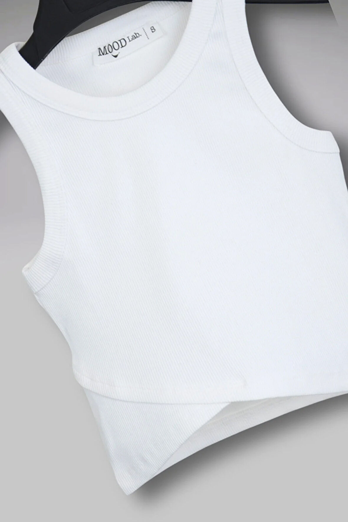 Beyaz Kolsuz Crop Kruvaze Detaylı Fitilli Top Atlet Tişört