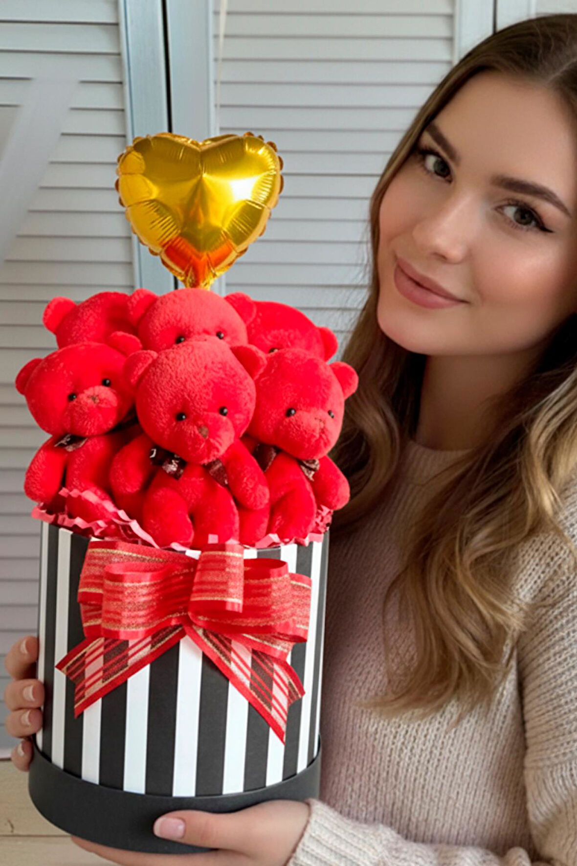 Premium Silindir Hediye Kutusunda, Kalpli Balonlu 6’lı Kırmızı Ayıcık Buketi