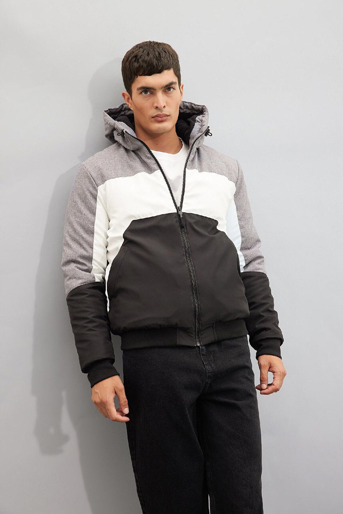 DeFacto Slim Fit Şişme Mont Dar Kesim Renk Bloklu Kapüşonlu Polar Astarlı Fermuarlı N4530AZ24AUGR361