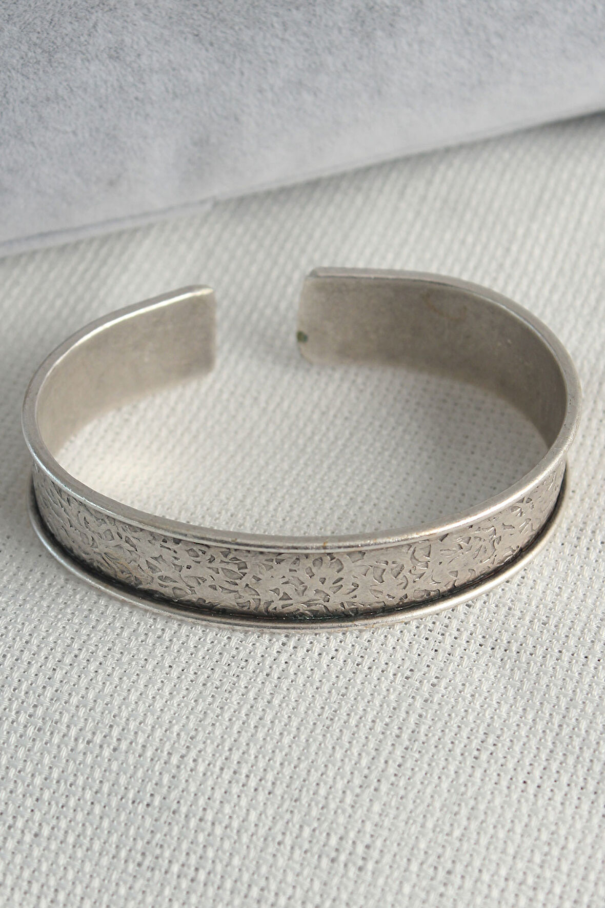 Bakımlı Erkek için Retro Silver Motif Plakalı Bileklik