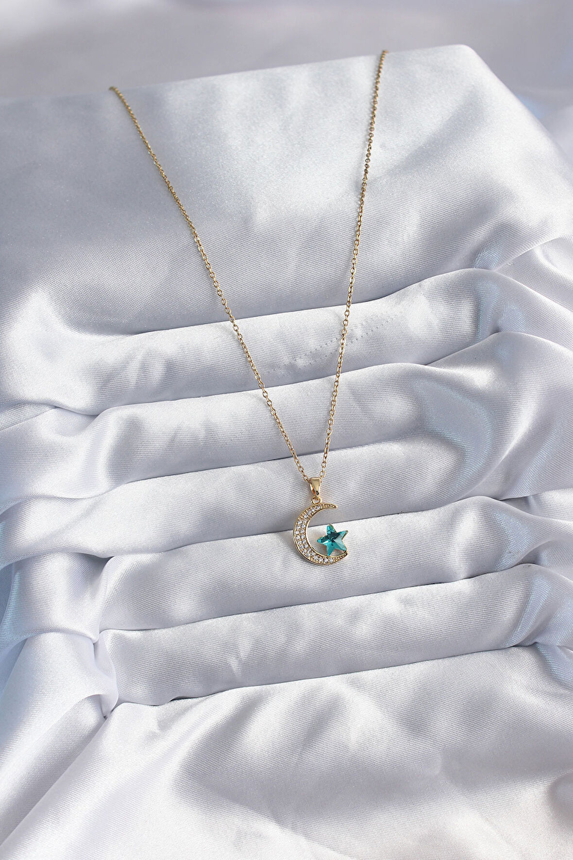 Zarif Kadın için Golden Çelik Zincir Zirkonlu Hilal Yıldızı Kolye