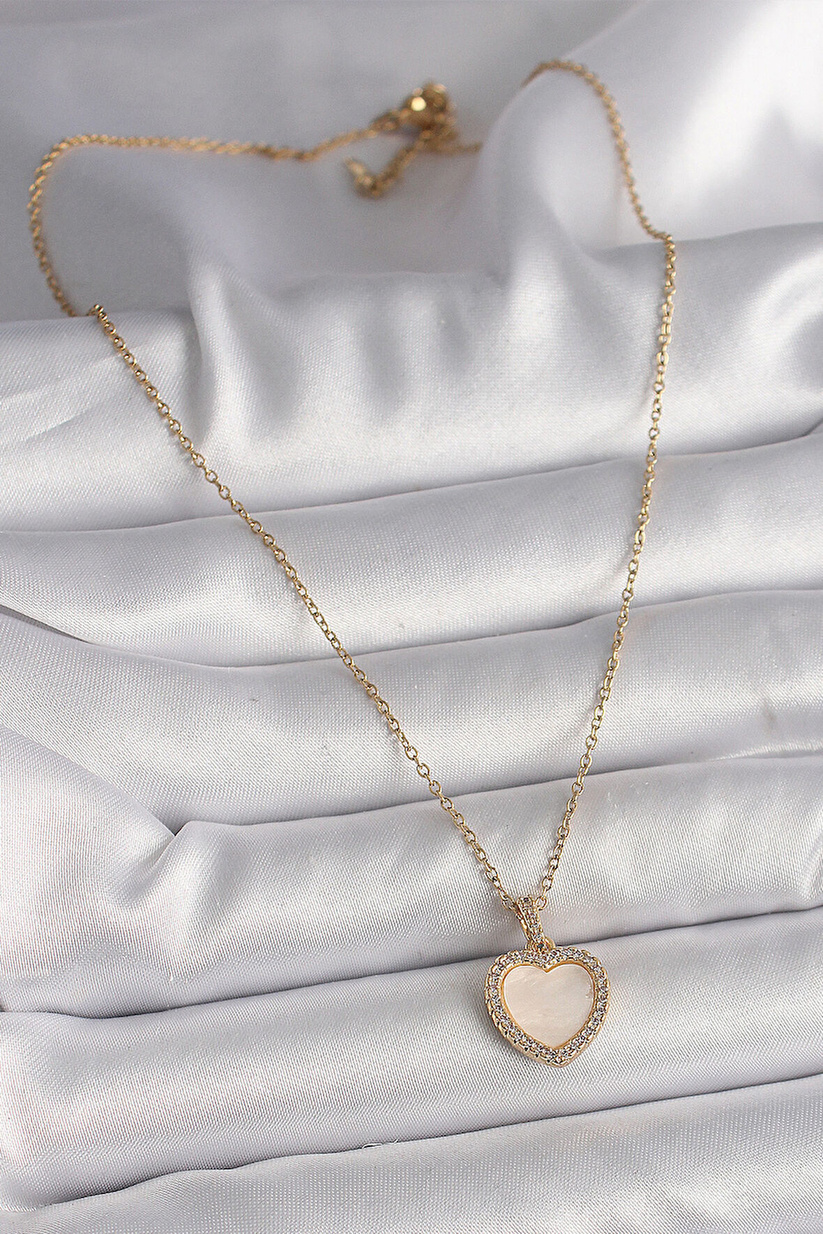 Zarif Kadın için Golden Çelik Zincir Zirkonlu Beyaz Mineli Kalp Kolye