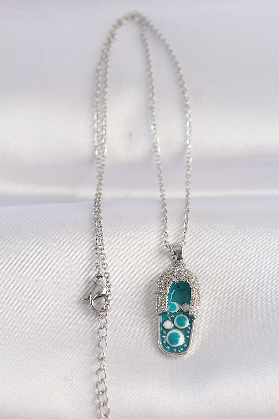 Zarif Kadın için Silver Çelik Zincir Zirkonlu Nazarlı Terlik Stil Kolye