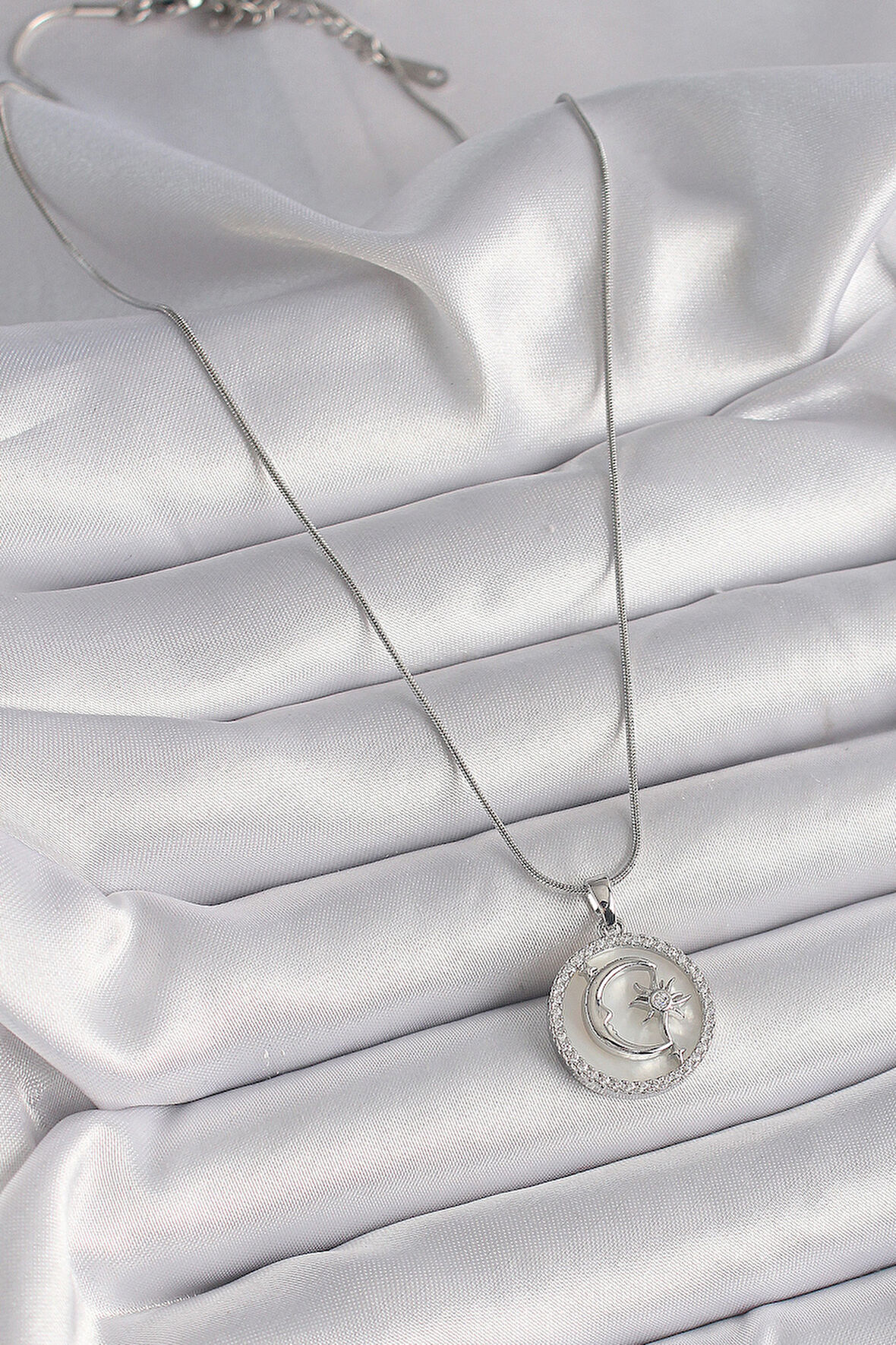 Zarif Kadın için Silver Çelik Zincir Zirkonlu Ak Sedef Ayyıldızlı Kolye