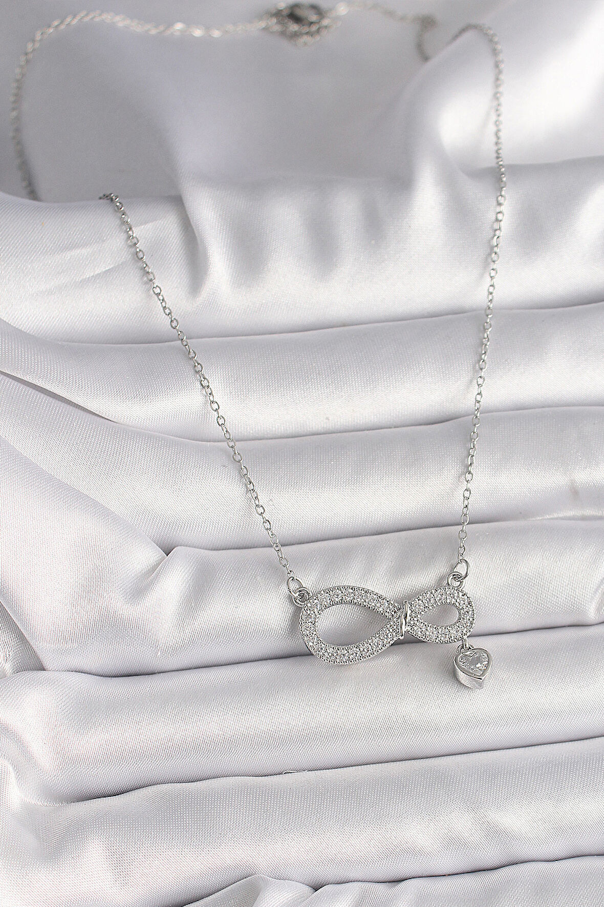 Zarif Kadın için Silver Çelik Zincir Zirkonlu Sonsuzluk Taşlı Kalp Kolye