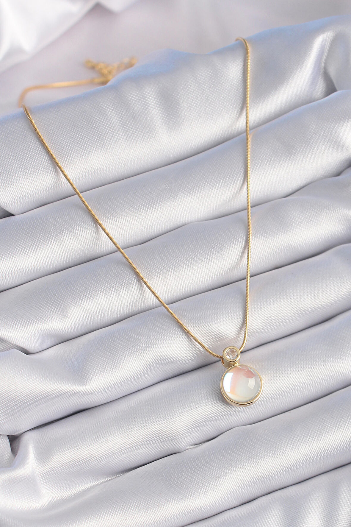 Zarif Kadın için Golden Çelik Beyaz Sedefli Retro Kolye