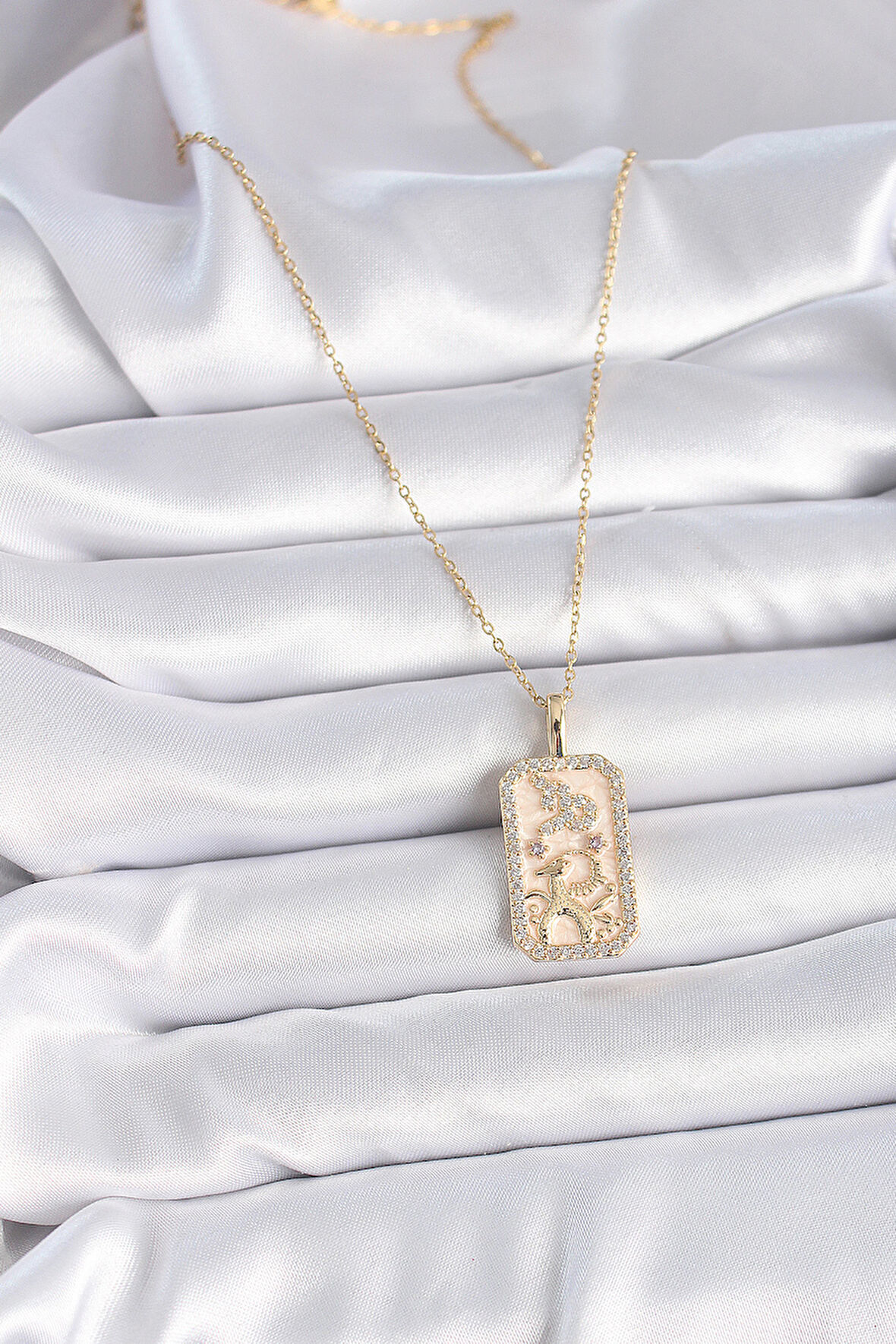 Zarif Kadın için Golden Çelik Zincir Oğlak Burcu Zirkonlu Kolye