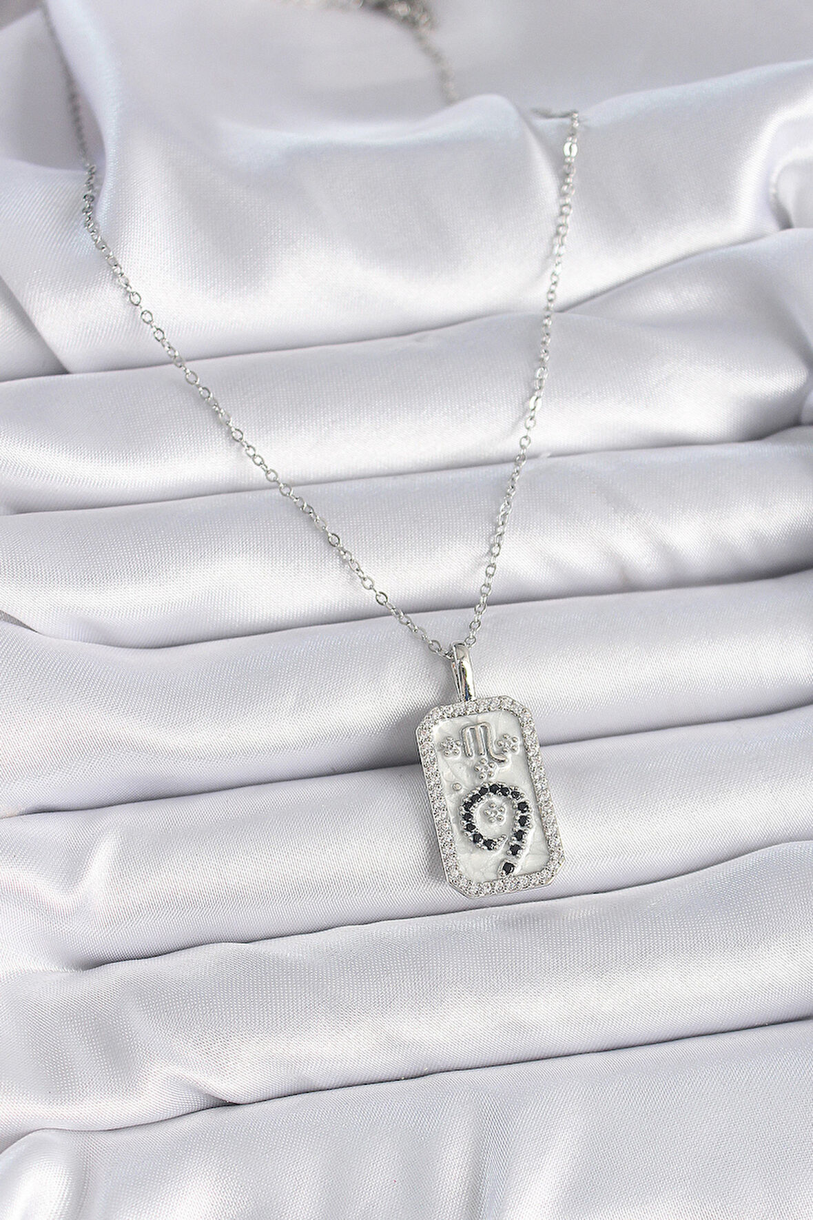 Zarif Kadın için Silver Çelik Zincir Akrep Burcu Zirkonlu Kolye