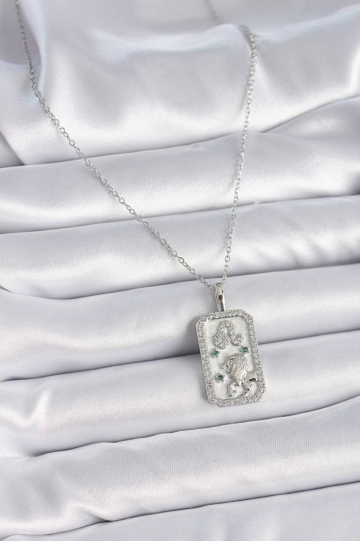 Zarif Kadın için Silver Çelik Zincir Aslan Burcu Zirkonlu Kolye