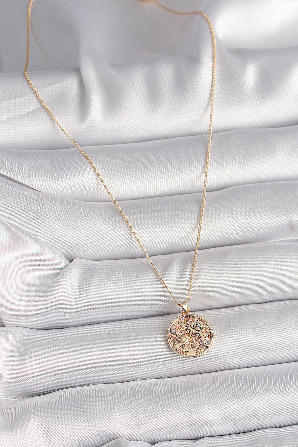 Zarif Kadın için Golden Pirinç Zirkonlu Gül İşli Madalyon Kolye