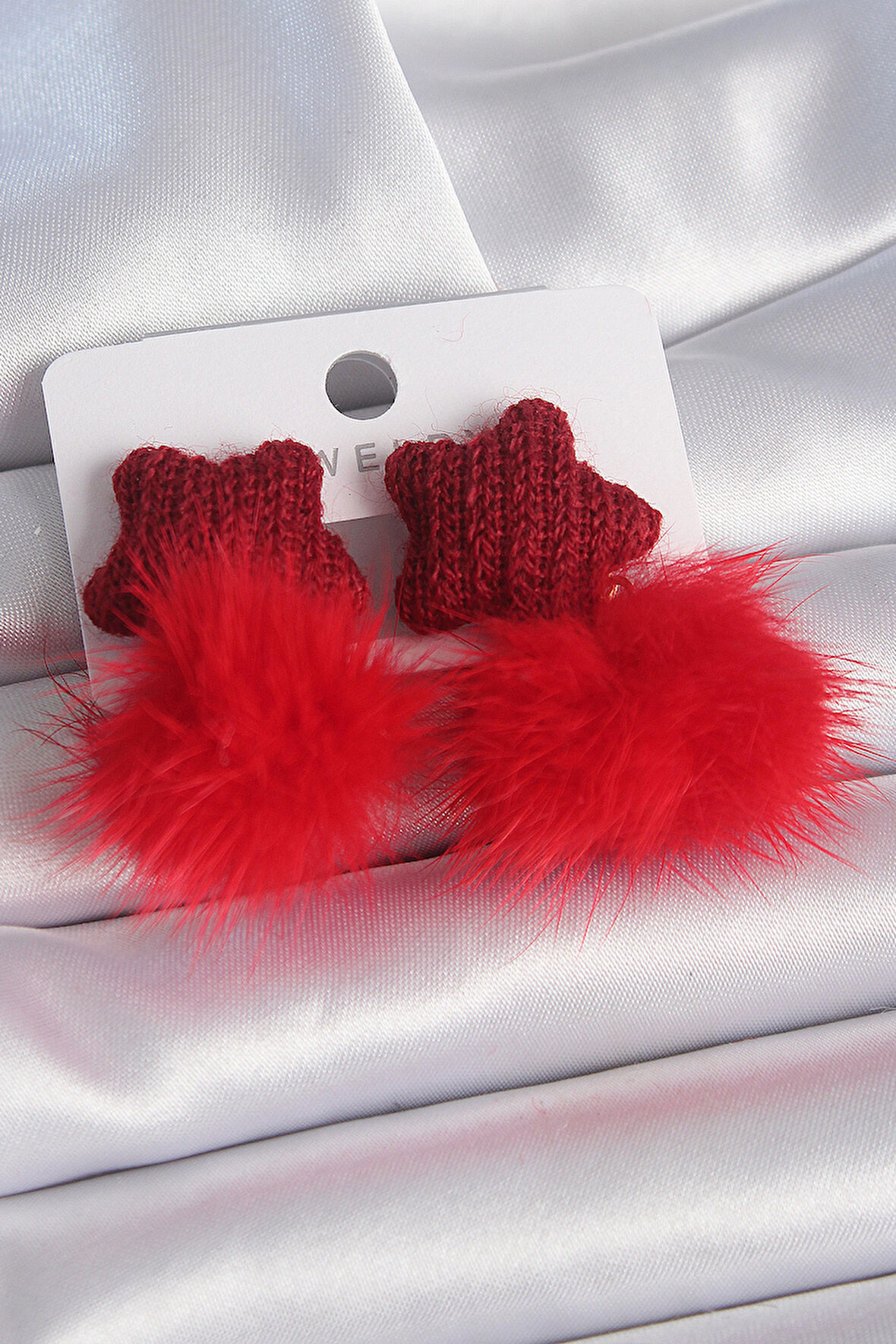 Zarif Kadın için Kırmızı Tüylü Yıldız Ponpon Küpe