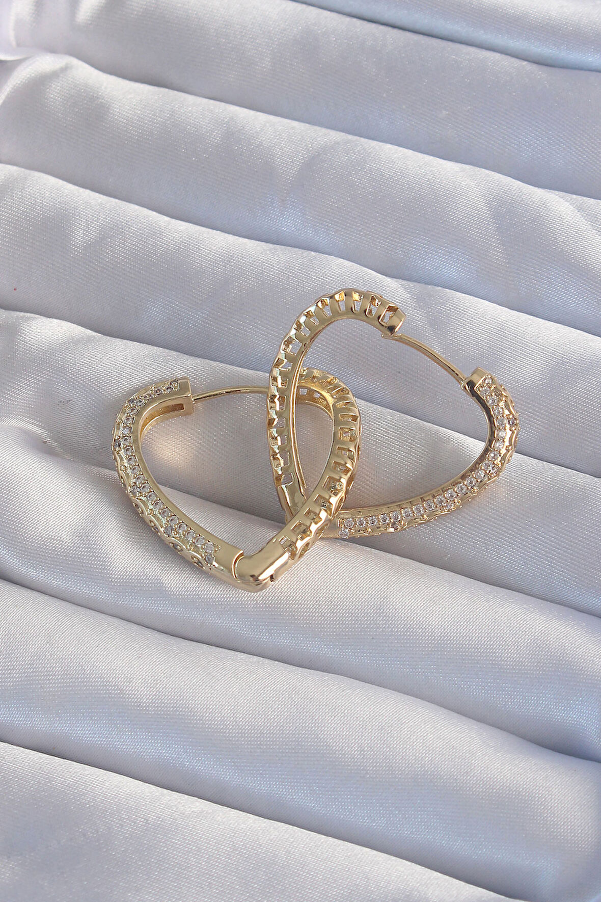 Zarif Kadın için Golden Pirinç Zirkonlu Motifli Kalp Küpe