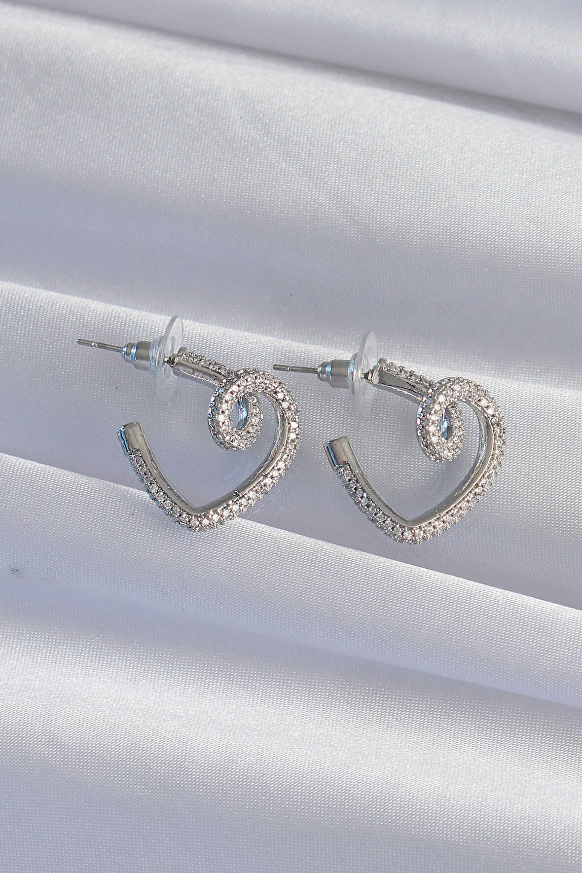 Zarif Kadın için Silver Pirinç Zirkonlu Kıvrımlı Yarım Kalp Küpe