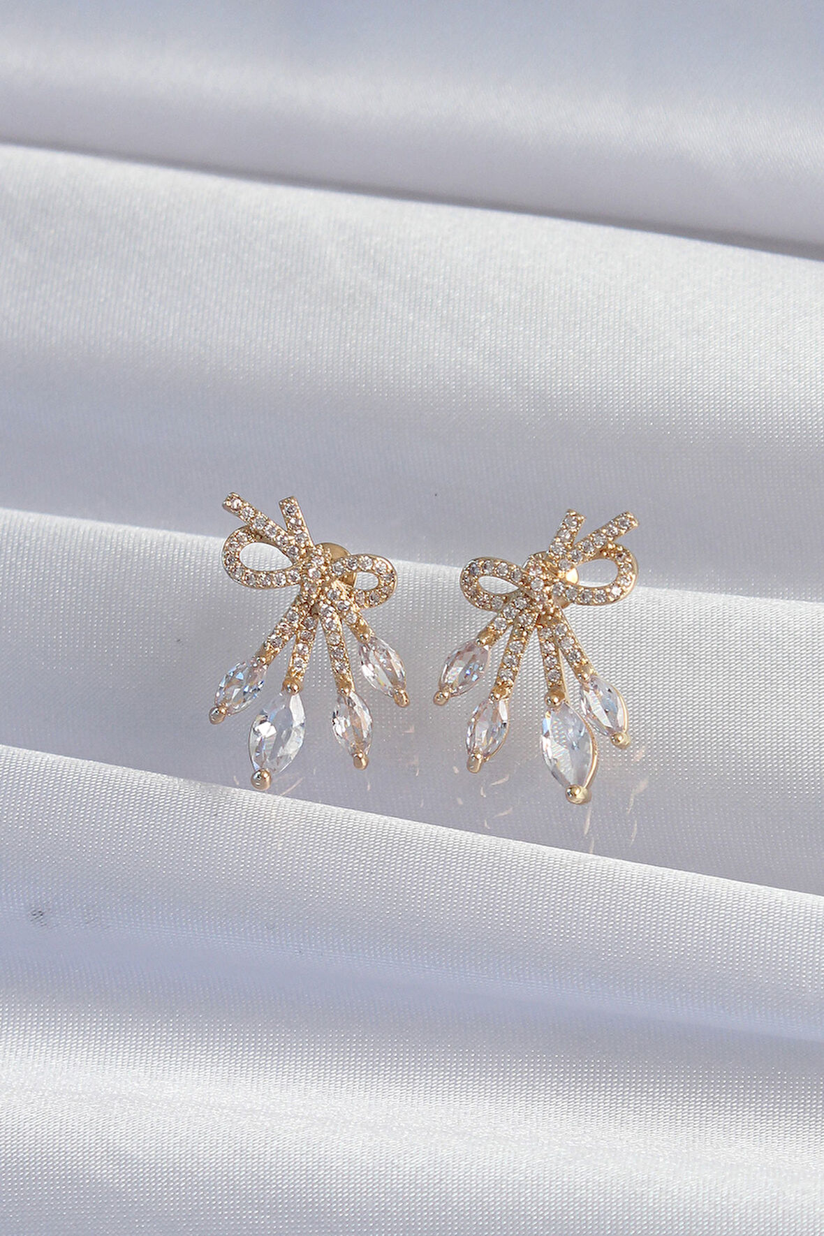 Zarif Kadın için Golden Pirinç Zirkonlu Fiyonk Trend Küpe