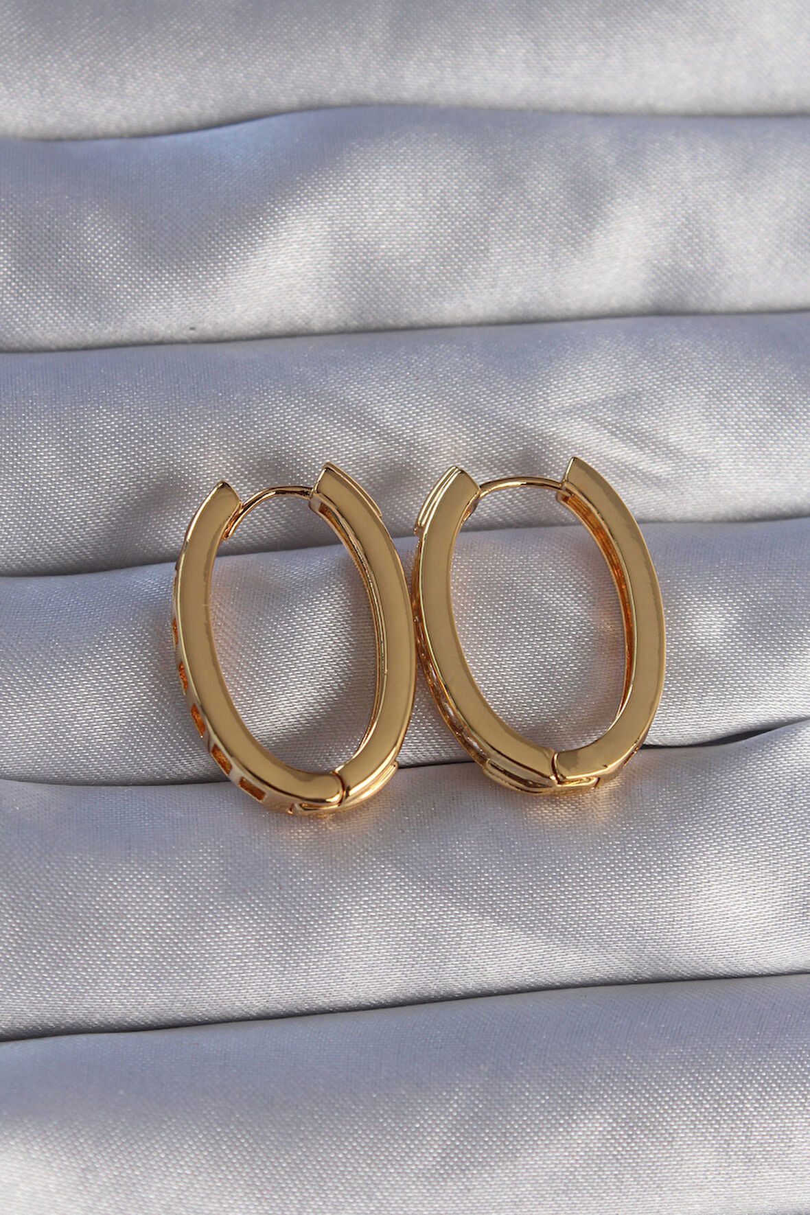 Zarif Kadın için Golden Pirinç Zirkonlu Oval Küpe