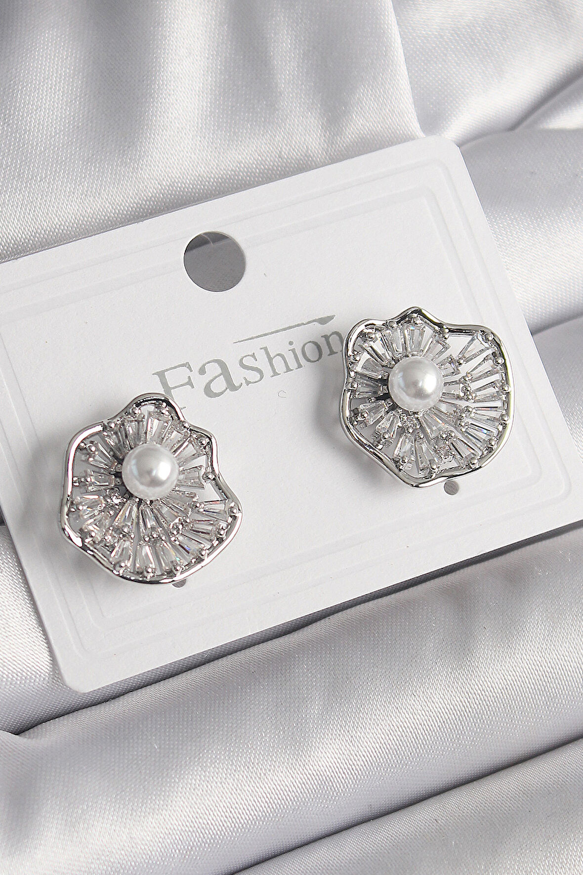 Zarif Kadın için Silver Pirinç Zirkonlu Çiçek İncili Tarz Küpe