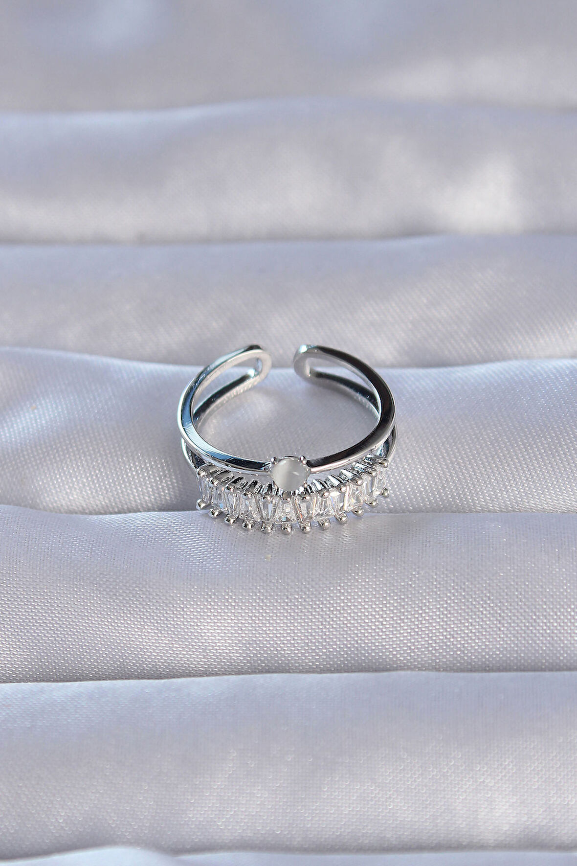 Zarif Kadın için Silver Pirinç Zirkonlu Baget Su Yolu Ayarlı Yüzük