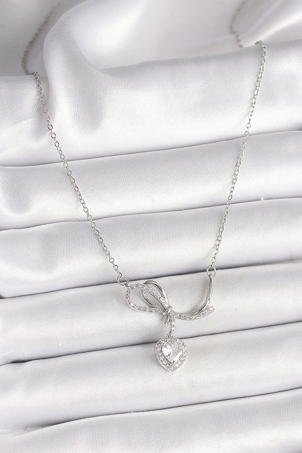 Zarif Kadın için Silver Çelik Zincir Zirkon Düğüm Salınır Kalp Biçimli Kolye