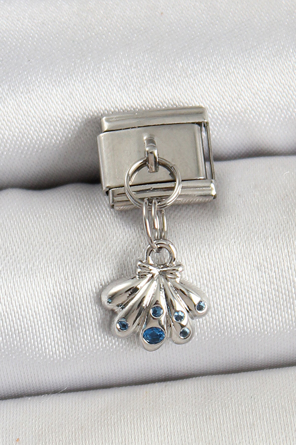 Zarif Kadın için Silver Çelik Sallantı Fiyonklu Buket Bakla Bileklik