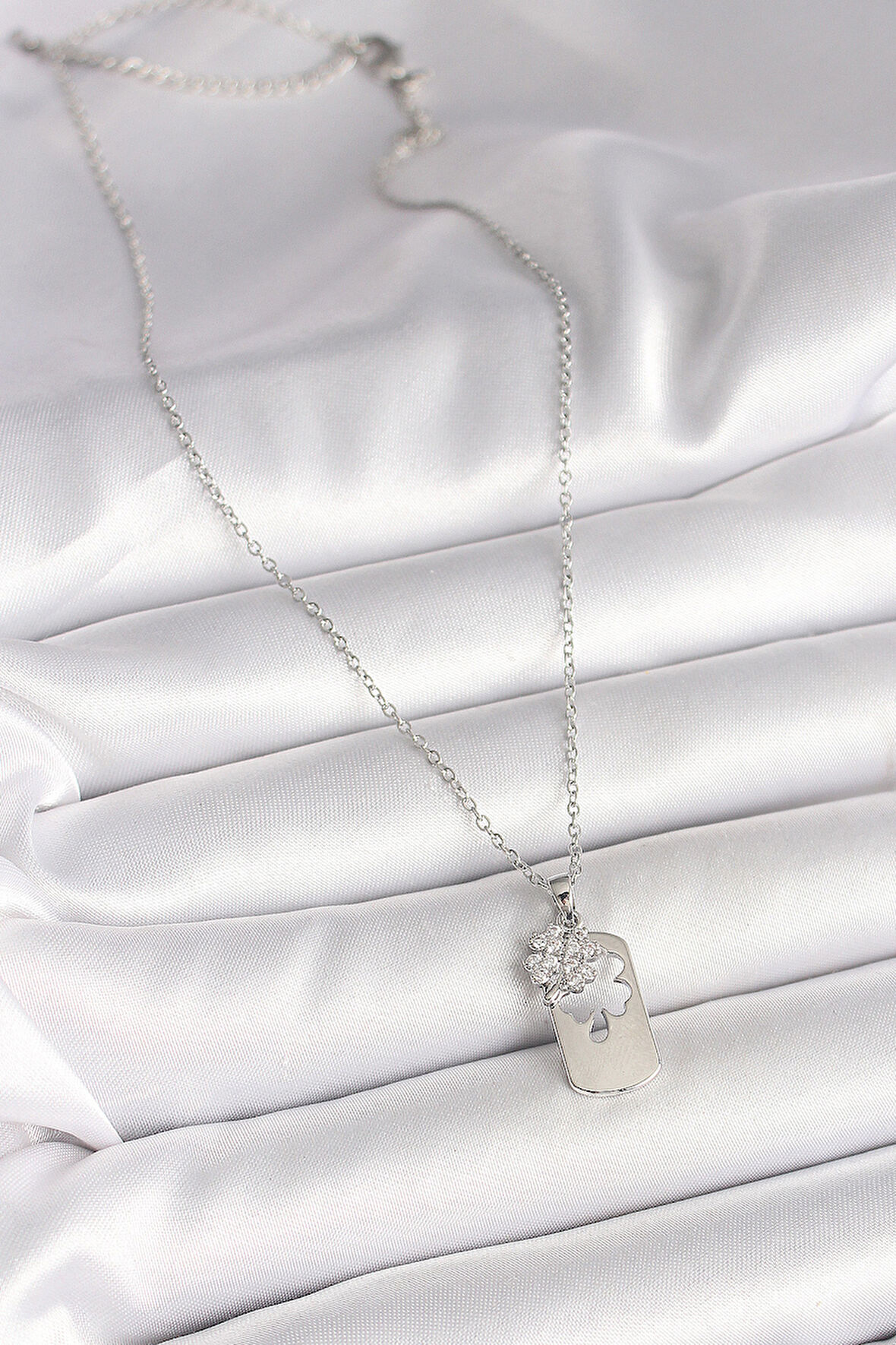 Zarif Kadın için Silver Çelik Zincir Zirkonlu Yonca Tasarım Kolye