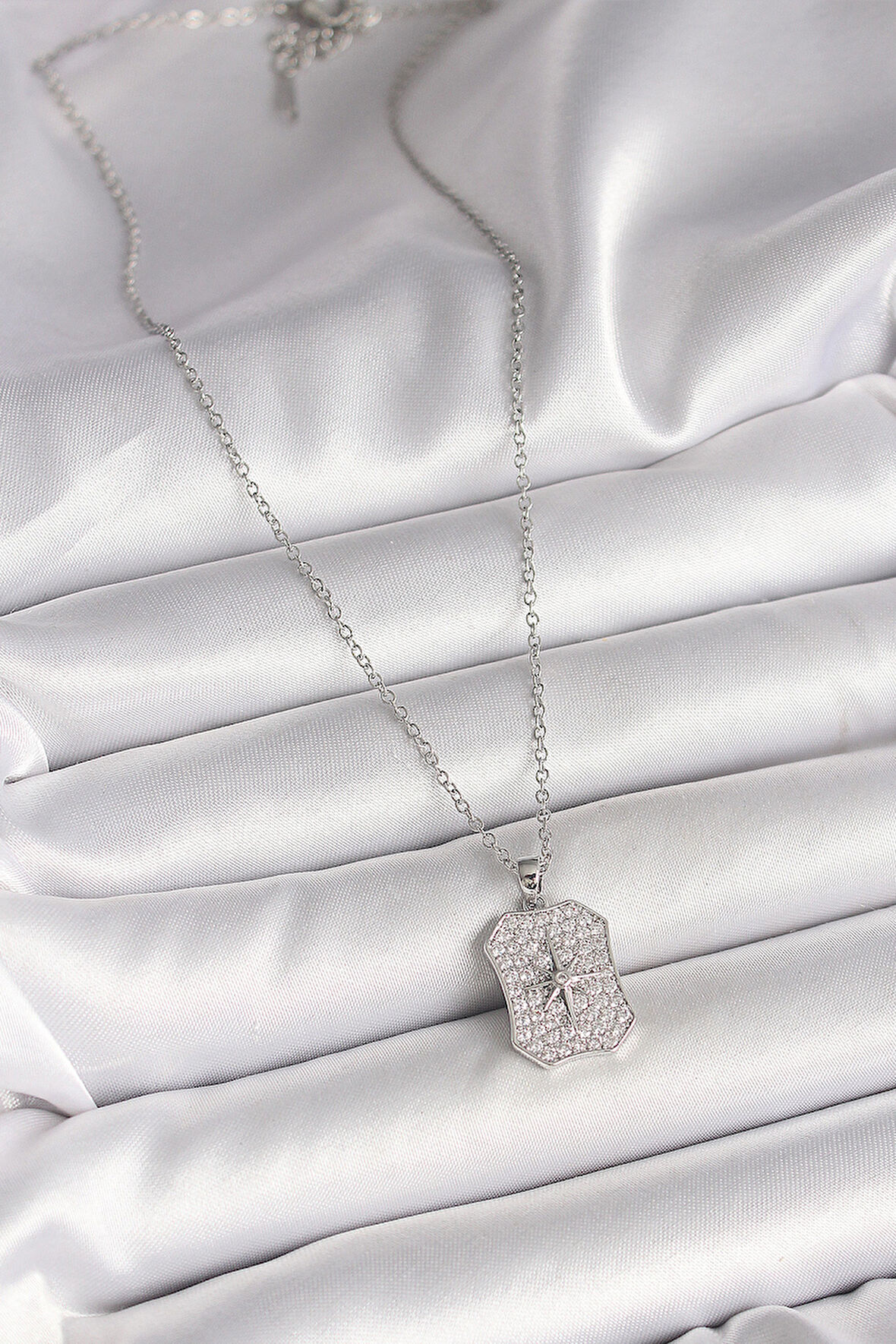 Zarif Kadın için Silver Çelik Zincir Zirkonlu Kutup Yıldız Madalyon Kolye