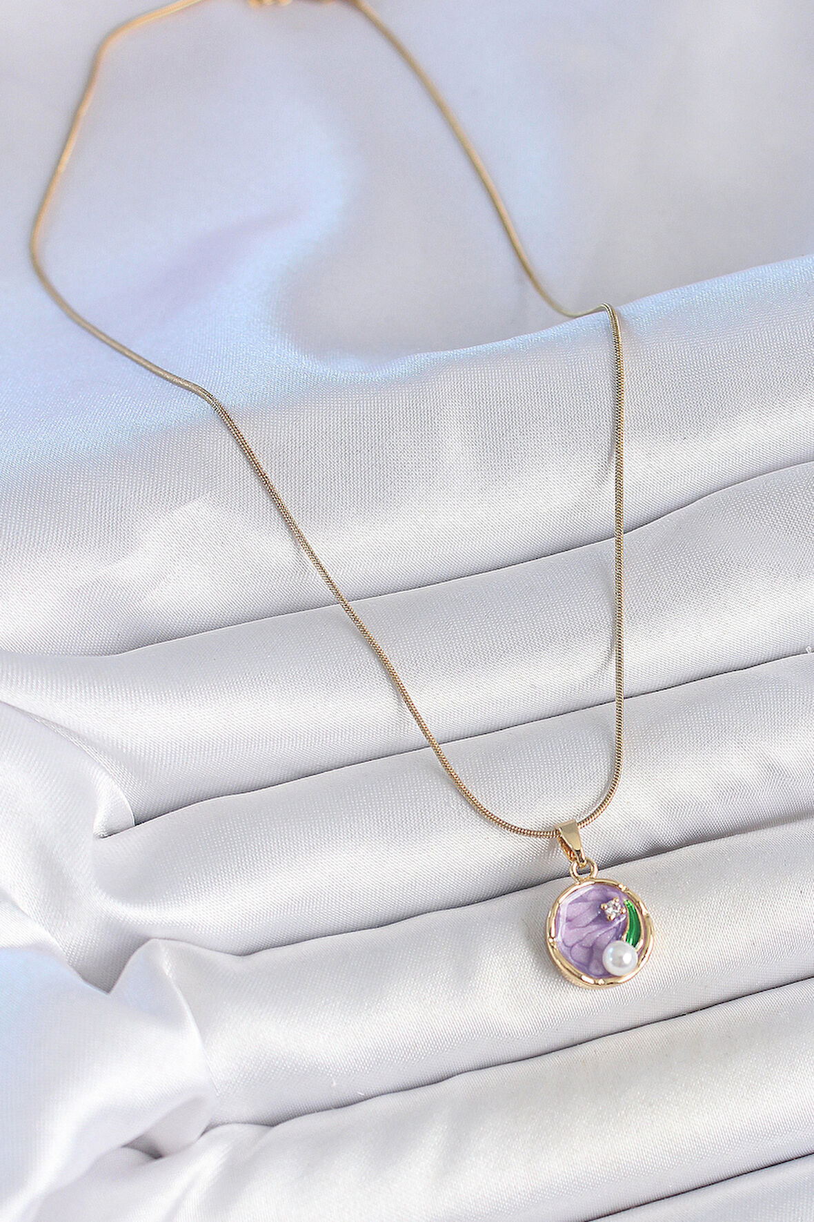 Zarif Kadın için Golden Çelik Zincir Mor Çiçek Zirkonlu İnci Mini Portre Kolye
