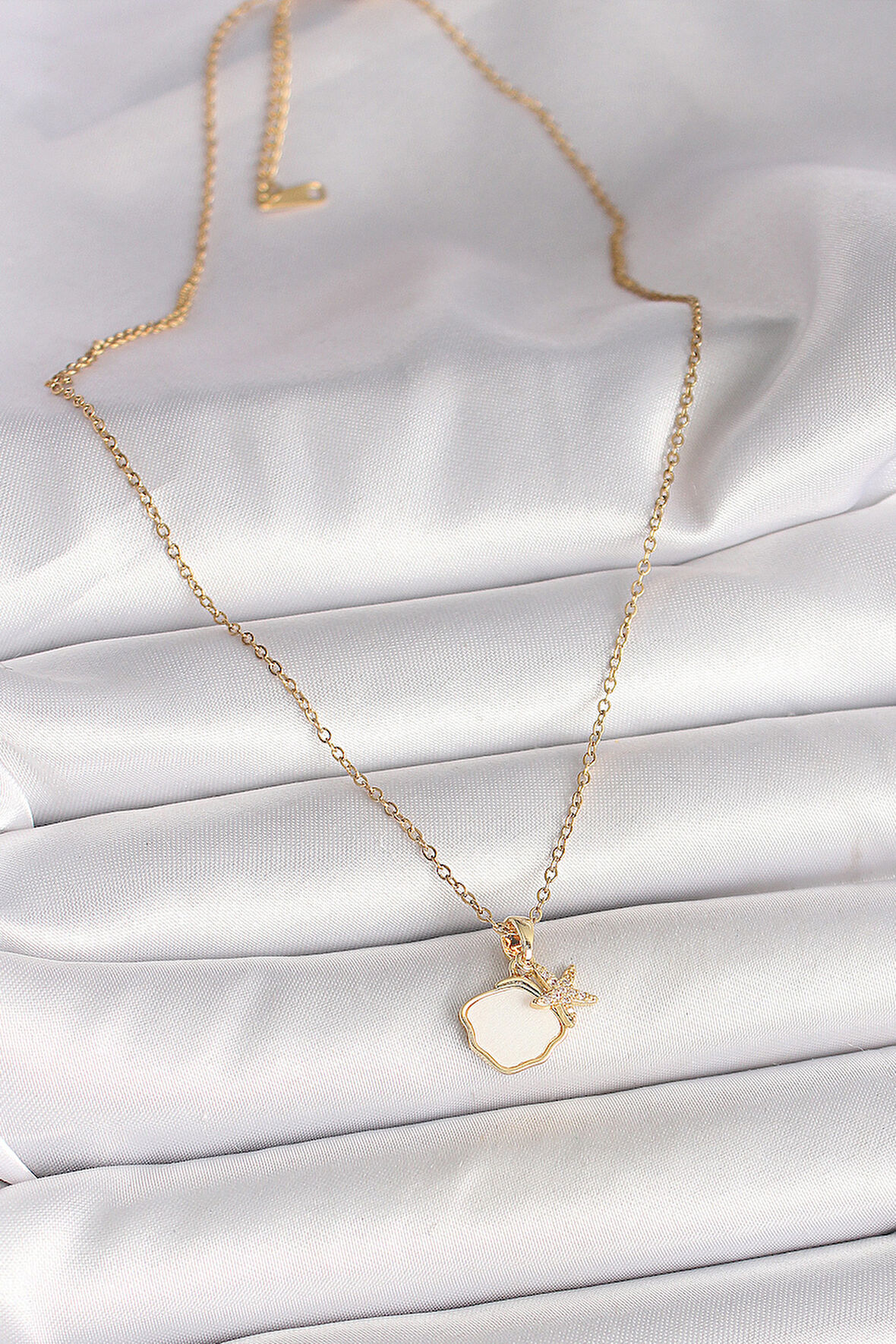 Zarif Kadın için Golden Çelik Sallantı Beyaz Mine Kabuk Yıldız Zirkonlu Kolye